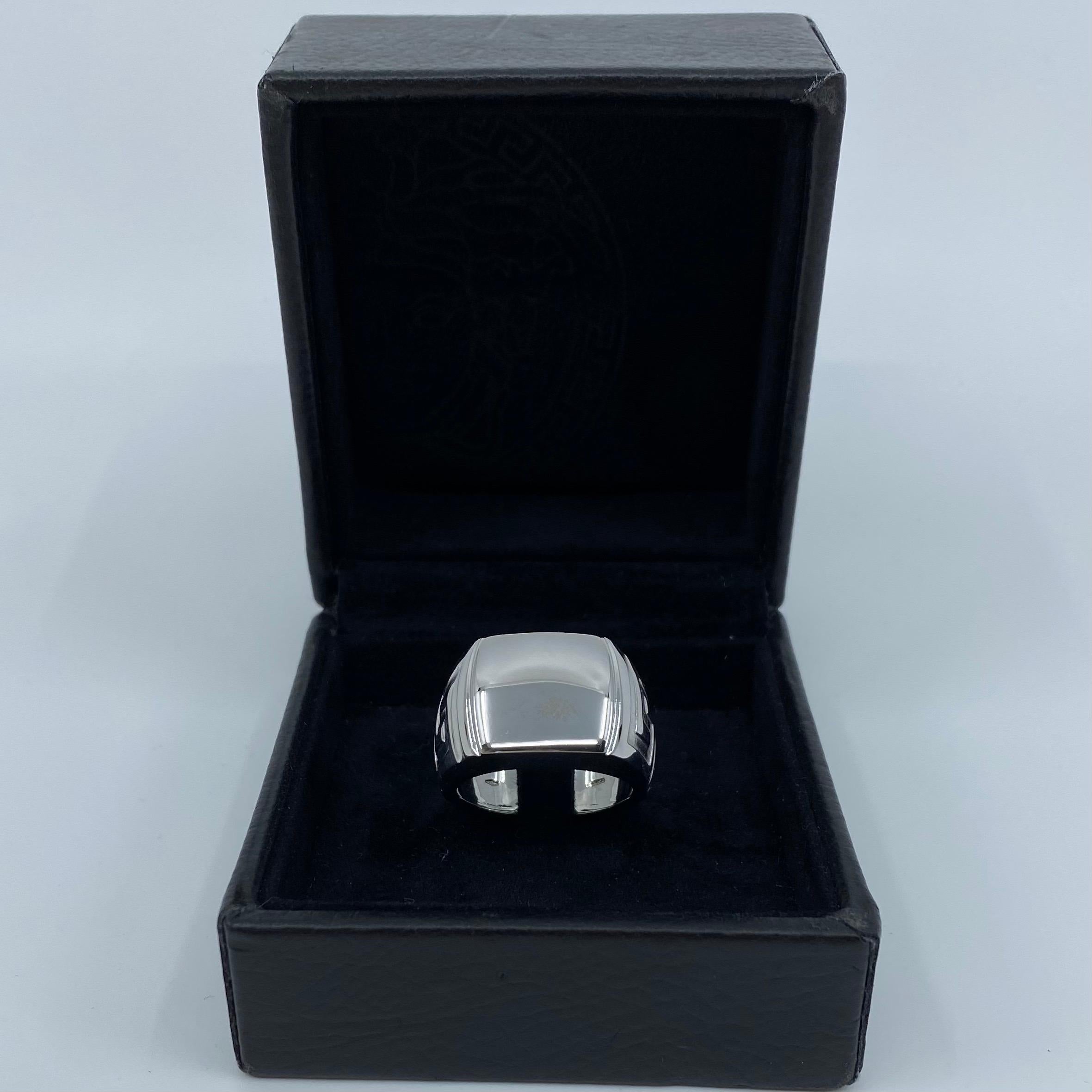 Rare Versace 18k White Gold Signet Dome Gents Ring.

A beautiful and well made, solid 18k white gold Versace ring with Greek Key symbols on the side, Versace logo and a plain dome top. This top can be left plain or even customised with engraving if