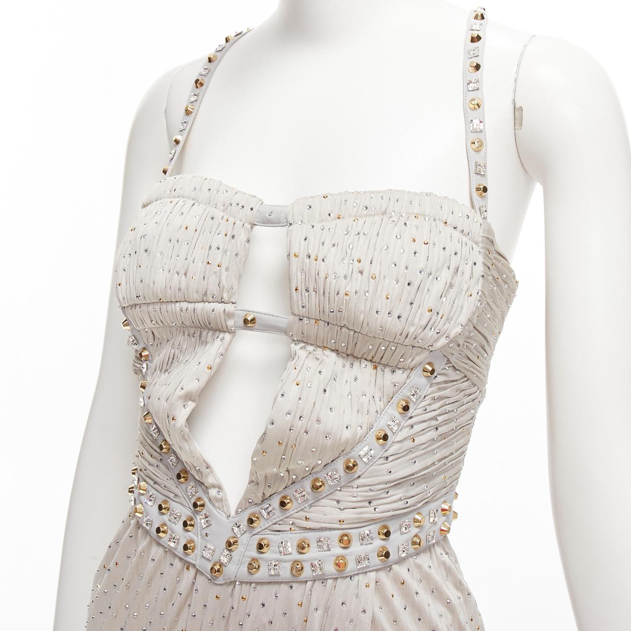 rare VERSACE 2011 Runway grey crystal embellished studded harness evening gown IT38 XS
Reference: TGAS/D01128
Brand: Versace
Designer: Donatella Versace
Collection: 2011 - Runway
Material: Viscose, Leather
Color: Silver
Pattern: Studded
Closure: