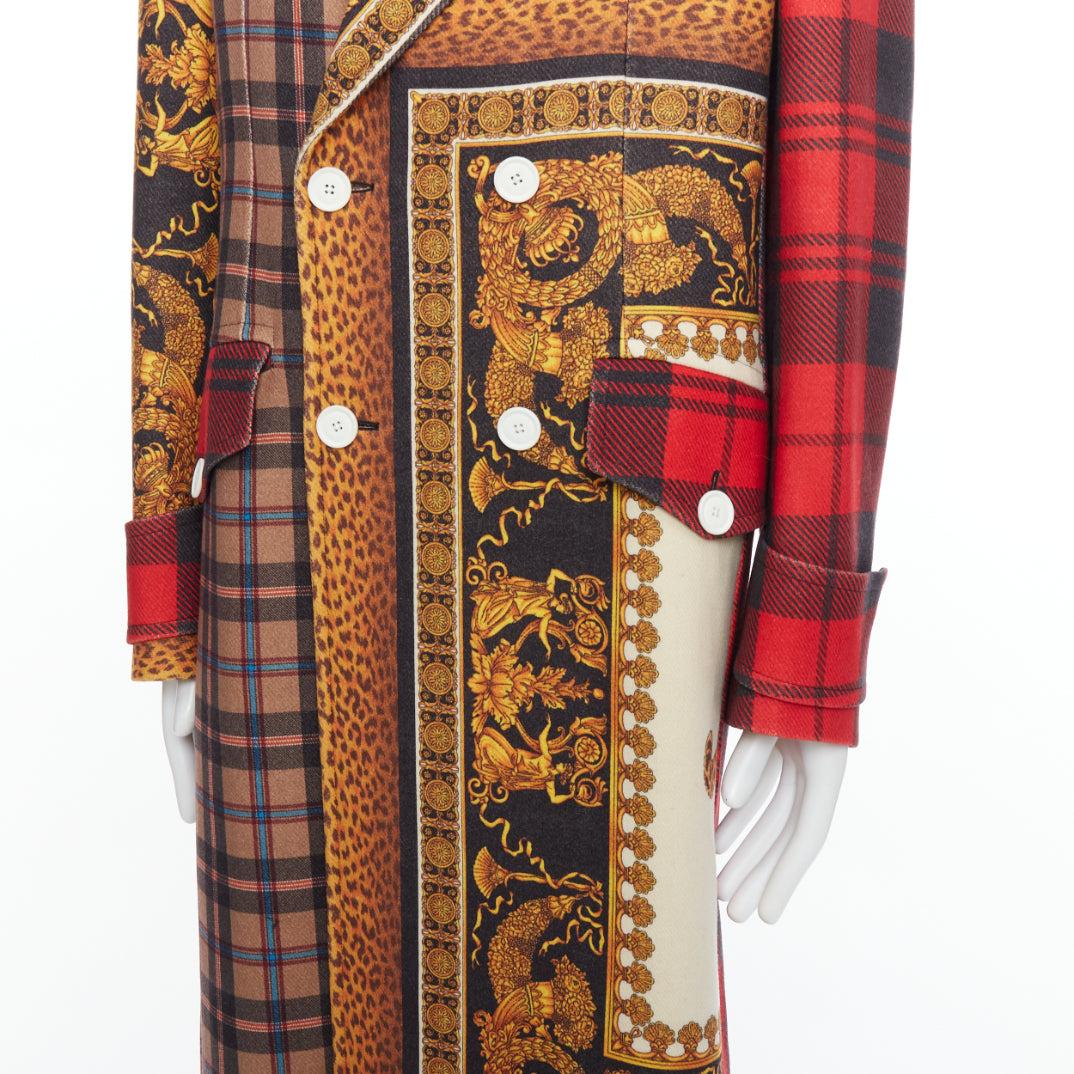 rare VERSACE 2018 Runway Pillow Talk red gold tartan leopard baroque coat IT48 M
Reference: PRCG/A00050
Brand: Versace
Designer: Donatella Versace
Collection: 2018 - Runway
Material: Wool
Color: Gold, Red
Pattern: Barocco
Closure: Button
Lining:
