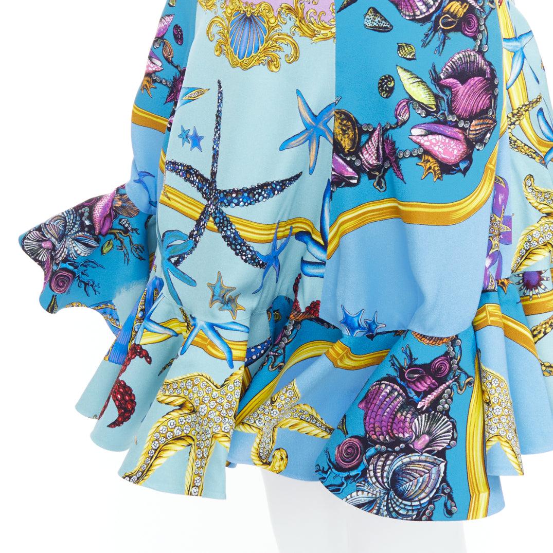 rare VERSACE 2021 Runway Tresor de la Mer bleu étoile de mer jupe à volants IT42 M
Référence : TGAS/E00766
Marque : Versace
Designer : Donatella Versace
Collection : 2021 Tresor de la Mer- - Défilé
Matériau : Viscose
Couleur : Bleu,