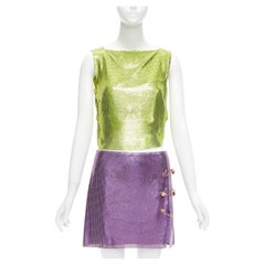 Rara prenda de VERSACE de la colección de pasarela 2022: top y falda de malla verde y morada con el motivo de la Medusa y el imperdible, talla IT38 XS