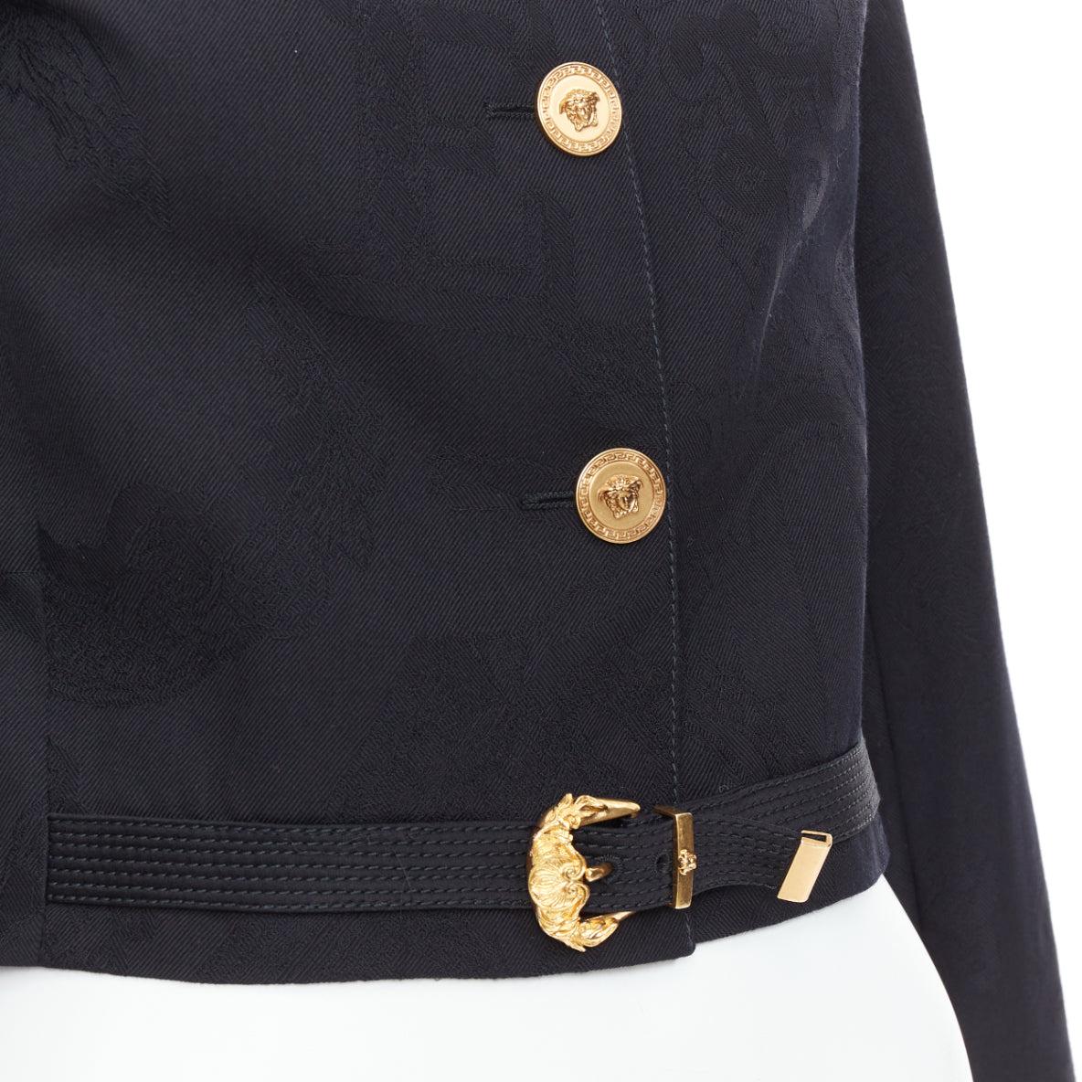 rare VERSACE blacl wool Medusa jacquard barocco gold buckle cropped jacket IT38 XS
Reference: JACG/A00241
Brand: Versace
Designer: Donatella Versace
Material: Wool
Color: Black, Gold
Pattern: Barocco
Closure: Button
Lining: Black Fabric
Extra