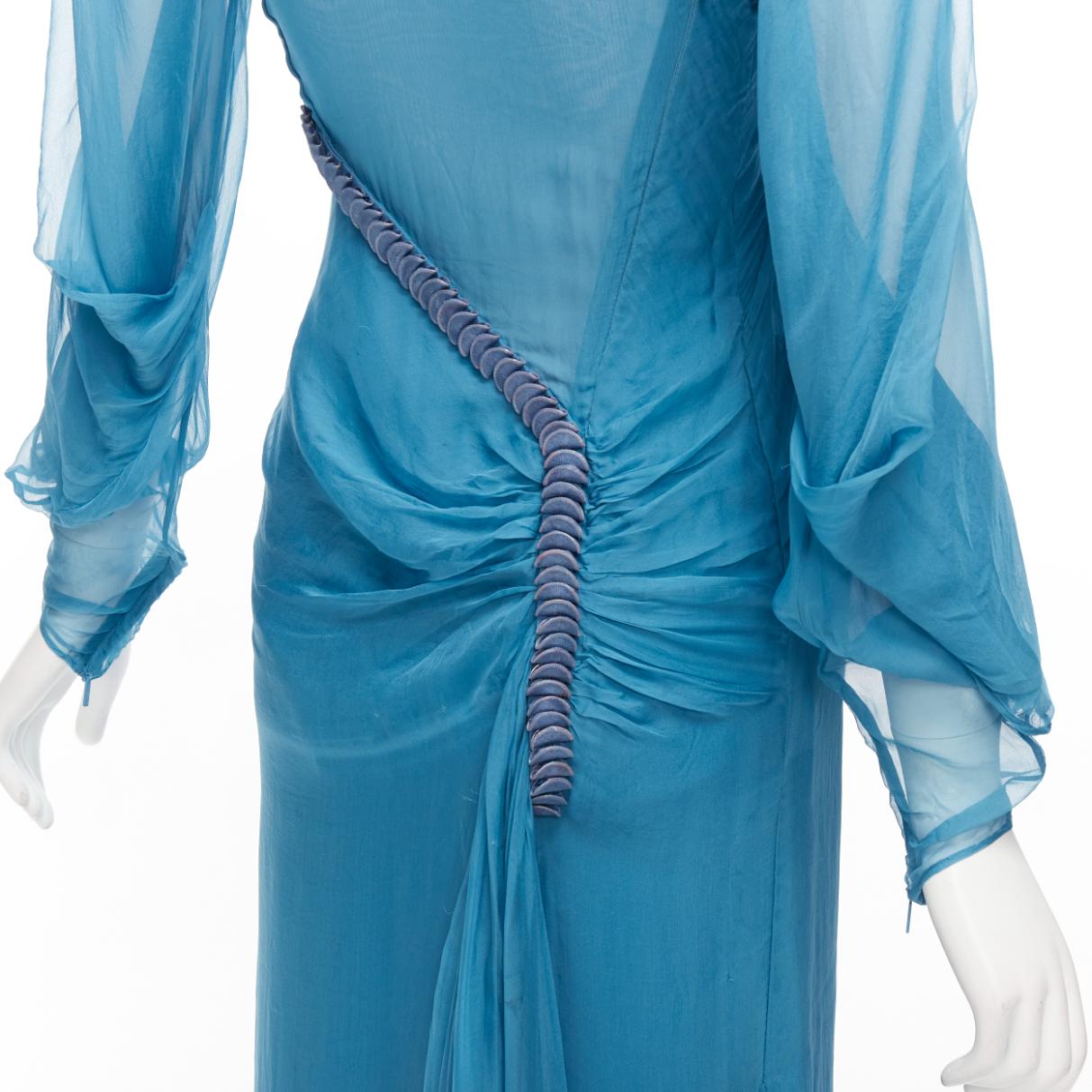Vestido de noche drapeado con mangas transparentes y adornos de pailettes de seda, raro de VERSACE Runway en venta 2