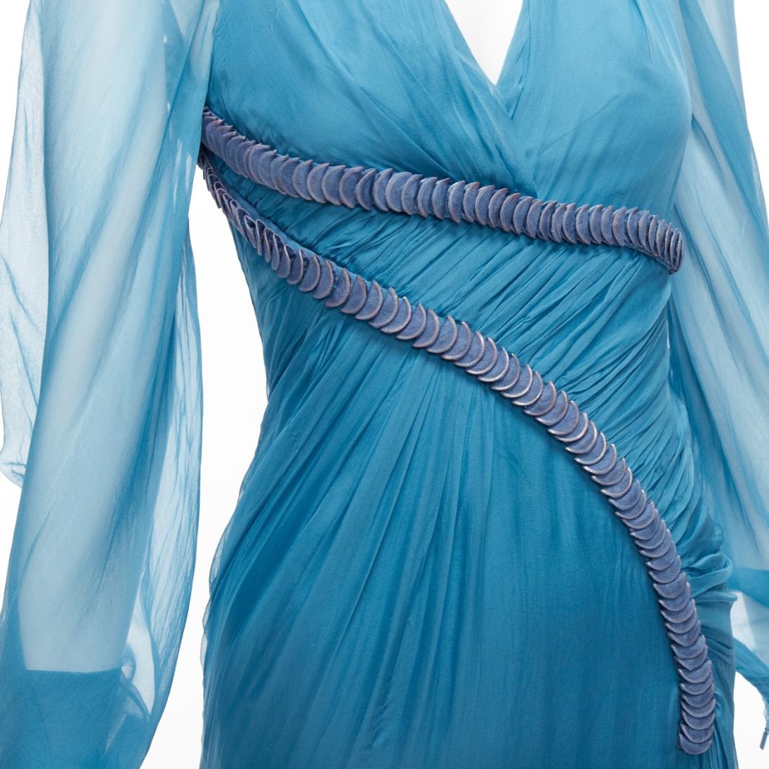 Vestido de noche drapeado con mangas transparentes y adornos de pailettes de seda, raro de VERSACE Runway en venta 3