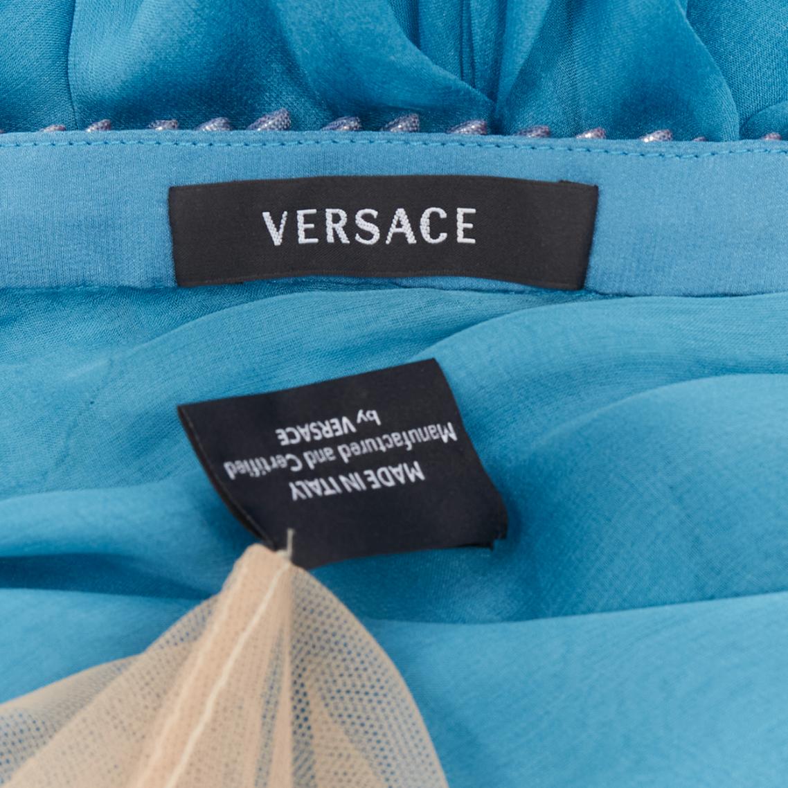 Vestido de noche drapeado con mangas transparentes y adornos de pailettes de seda, raro de VERSACE Runway en venta 4