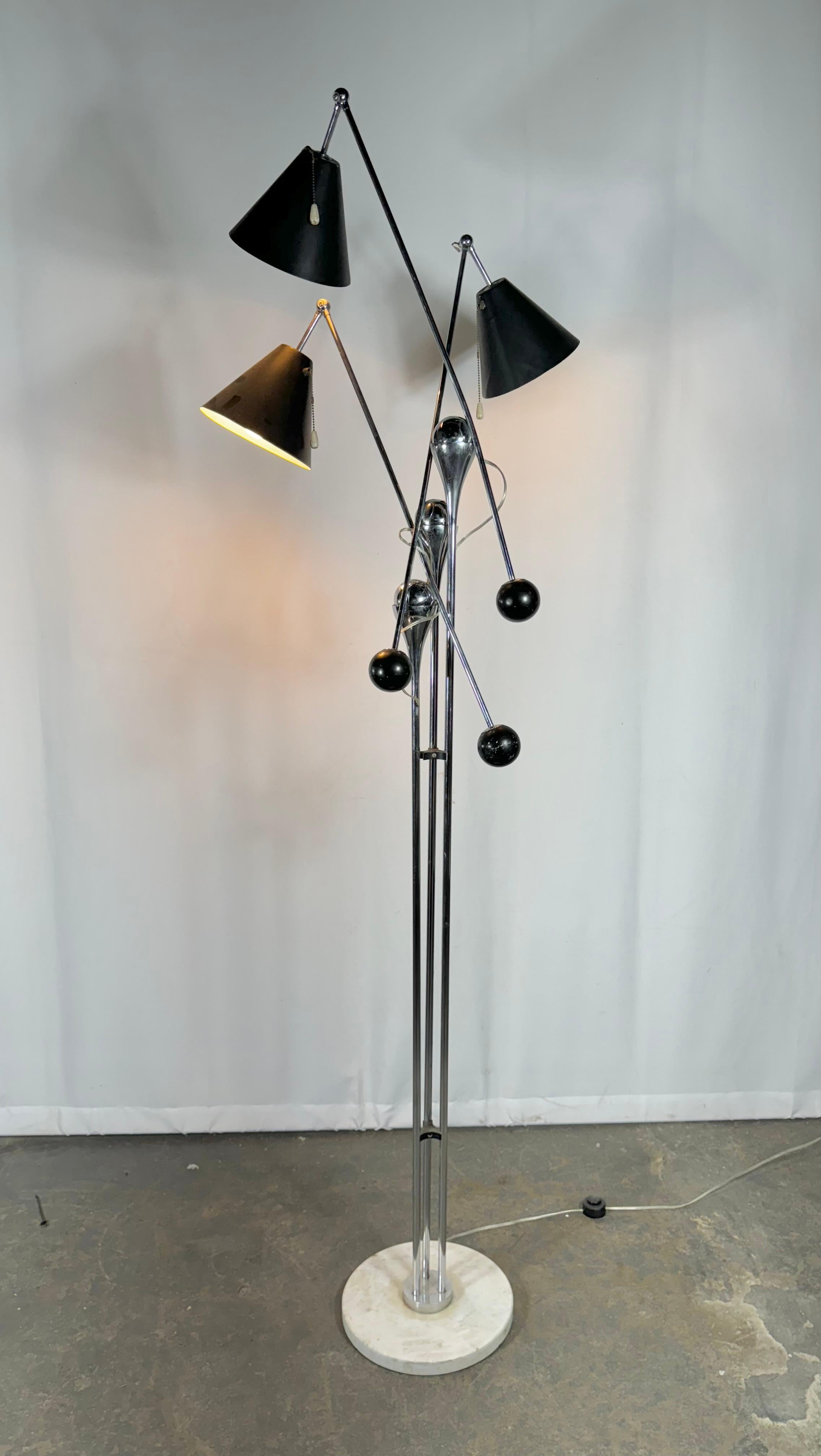 Seltene Version Arredoluce Triennale mod. 14028 / Angelo Lelii , Lampada da terra (Lackiert) im Angebot