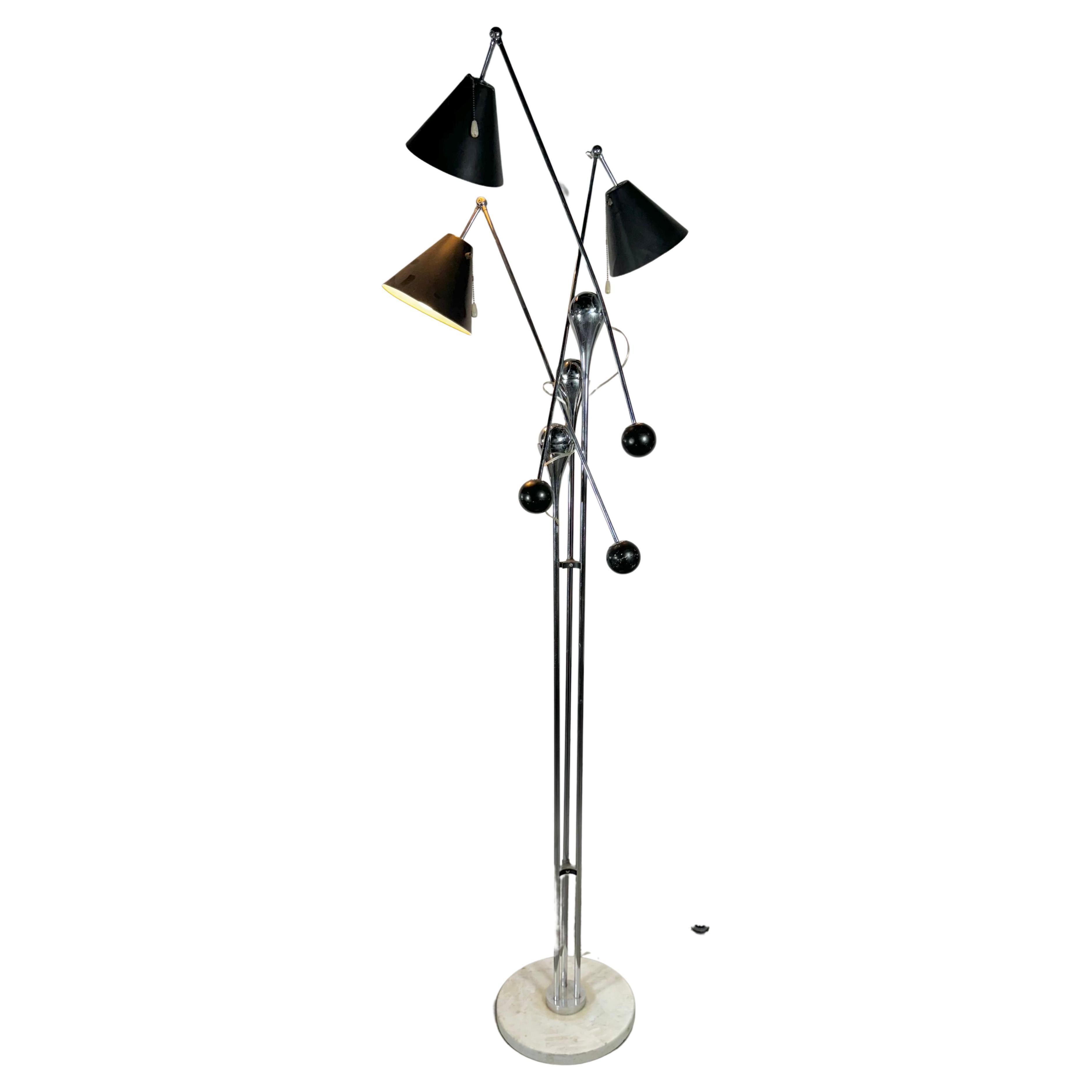 Äußerst seltene Version !!!Arredoluce Triennale Stehleuchte Modell 14028 /  Lampada da terra...Diese ikonische Stehleuchte wurde von Angelo Lelli entworfen und von Arredoluce, Italien / 1960er Jahre, hergestellt. Große Chromkugeln sitzen in