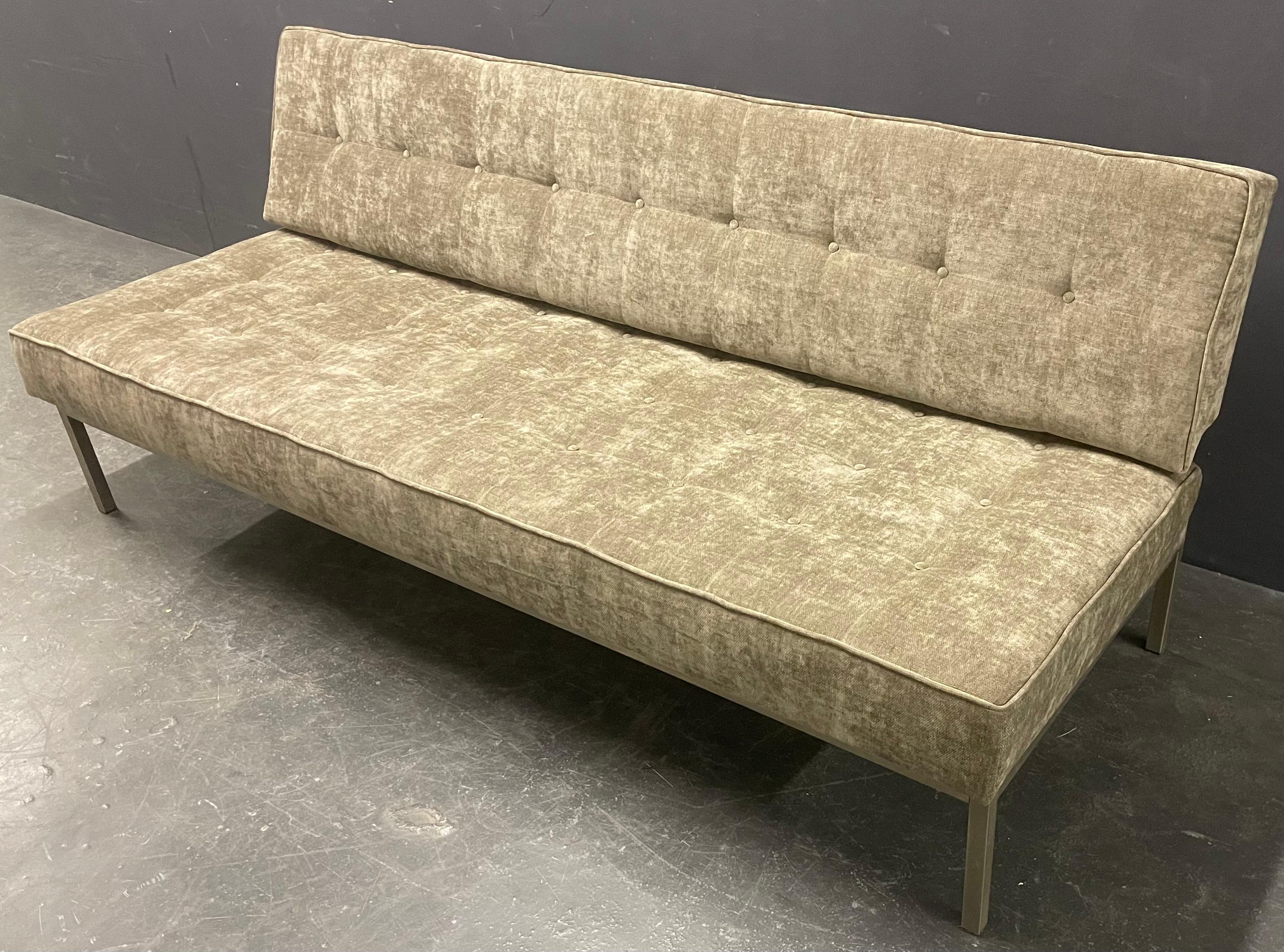 very rare version of the famous constanze daybed by johannes spalt for wittmann. Professional re-upholstered with belts, foam and very cosy fabric.