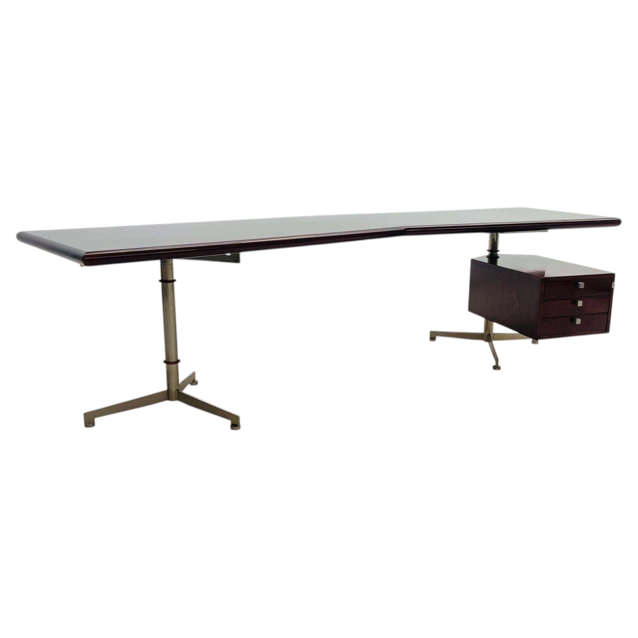 Version rare du bureau Boomerang 'T96' d'Osvaldo Borsani