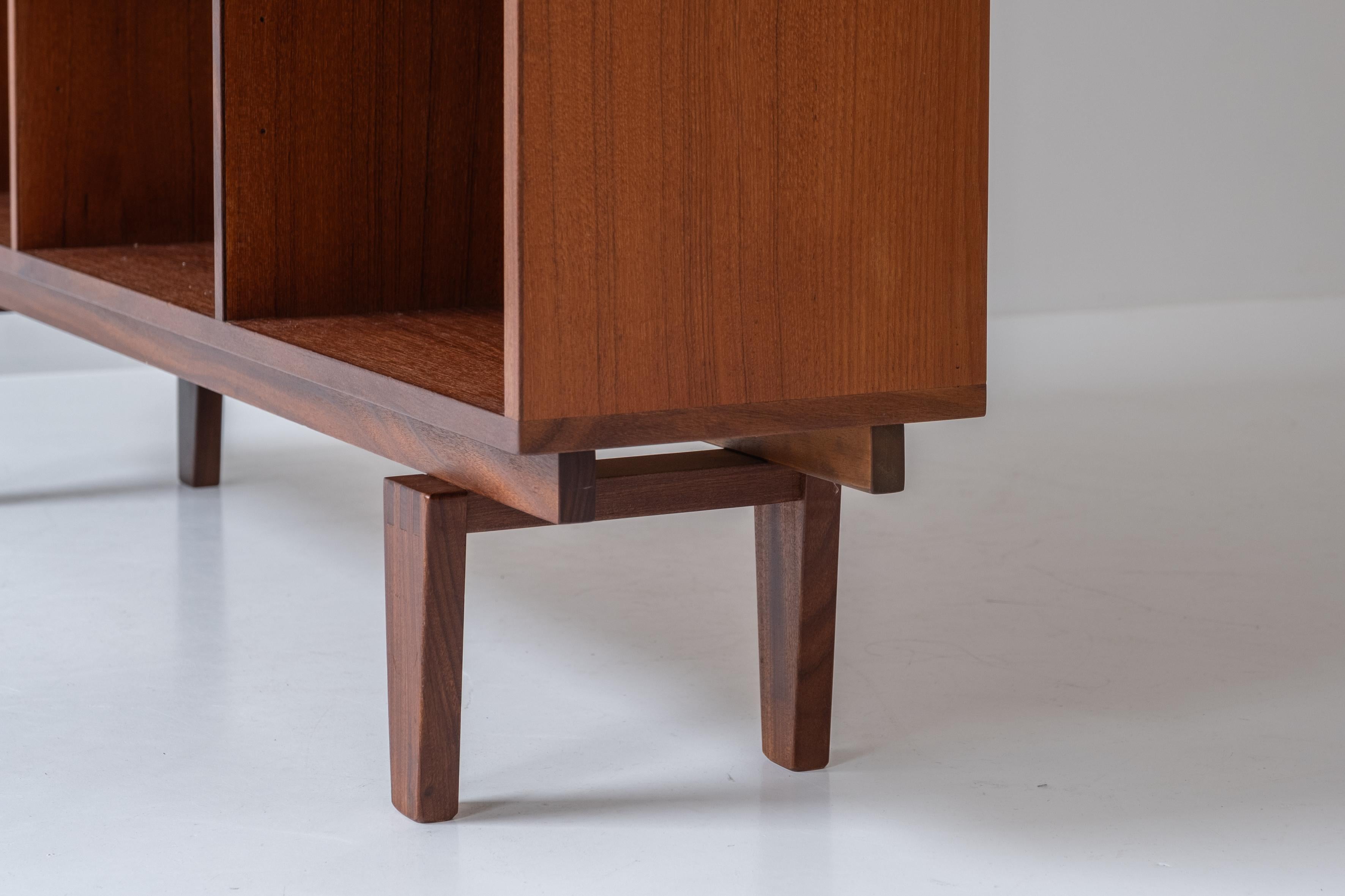 Rare version of this bookcase by Peter Løvig Nielsen for Løvig, Denmark, 1960s.  In Good Condition For Sale In Antwerp, BE