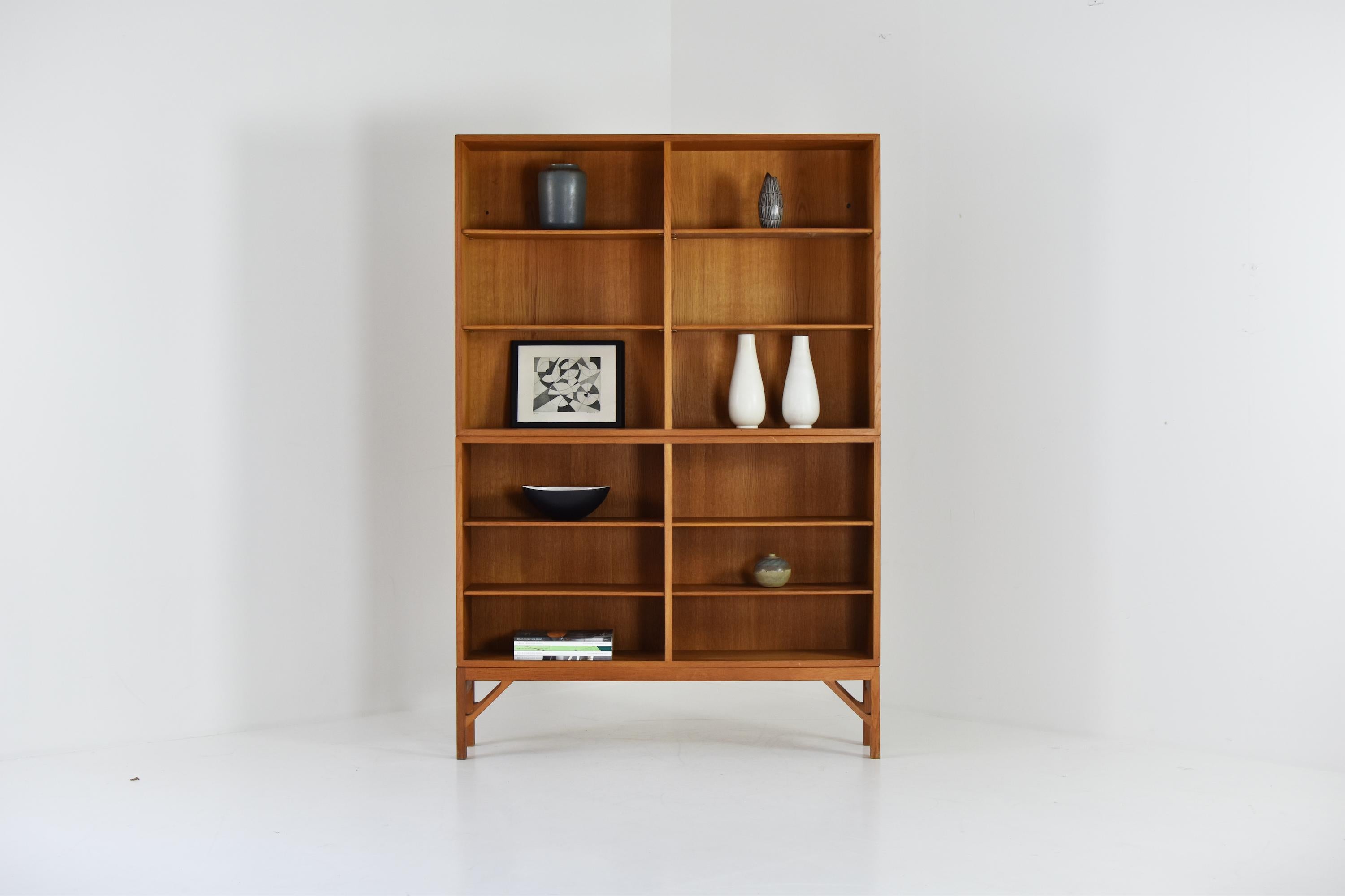 Rare version of this open bookshelf by Borge Mogensen for FDB Møbler, Denmark 1960s. This cabinet features the original oak frame and includes 8 adjustable shelves. Comes in two parts. Classic Danish Modern in a good, well presented condition.