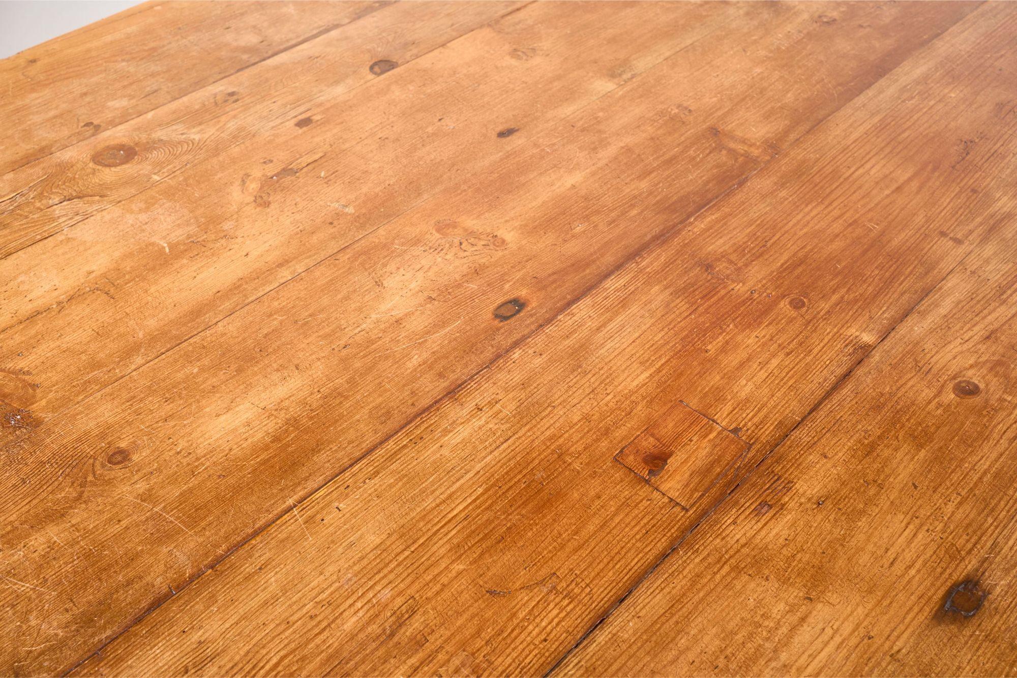 Rare et grande table Vendange en pin du 19ème siècle en vente 6