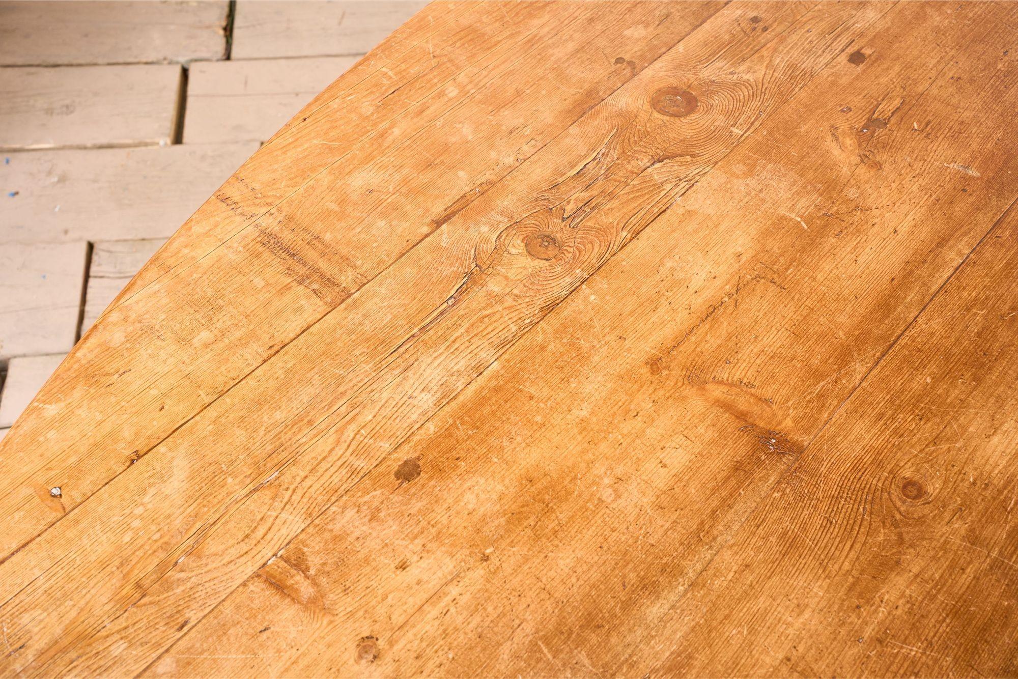 Rare et grande table Vendange en pin du 19ème siècle en vente 7
