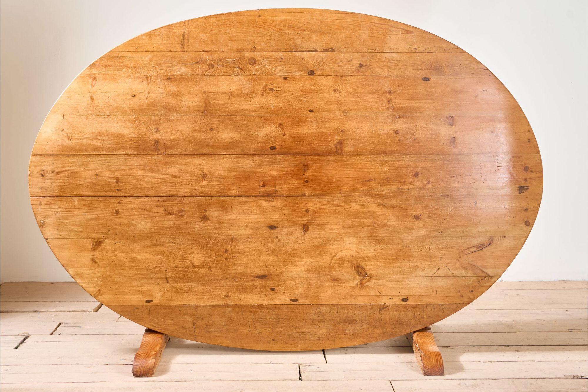 Il s'agit d'un superbe exemple d'une table Vendange du 19ème siècle totalement originale. Ces tables étaient le plus souvent utilisées dans les vignobles et conservées dans les caves. Foldes et sortis spécialement pour la dégustation de vins. Les