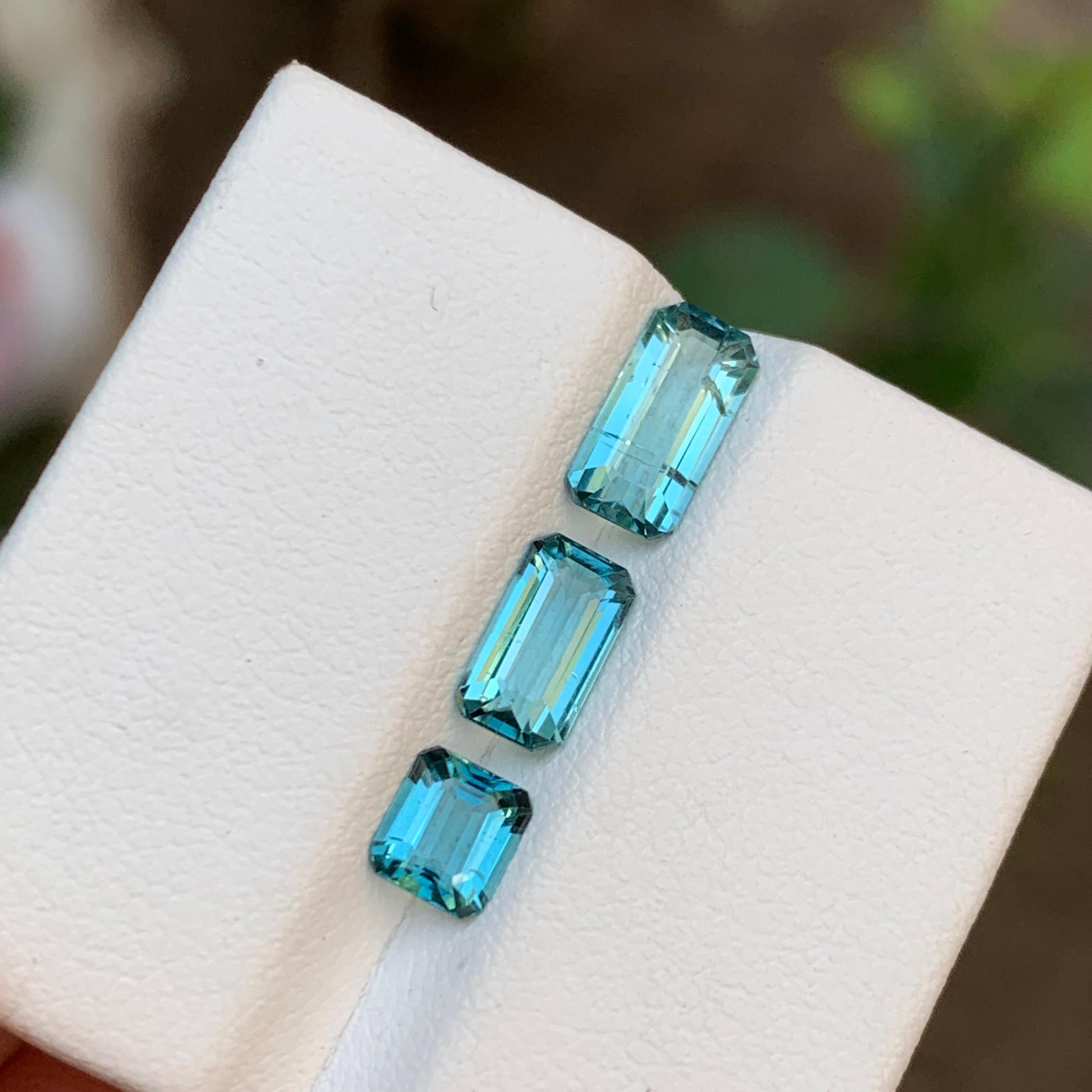 Seltene lebhafte blaue natürliche Turmalin-Edelsteine mit 2,40 Karat im Smaragdschliff für Schmuck im Angebot 3