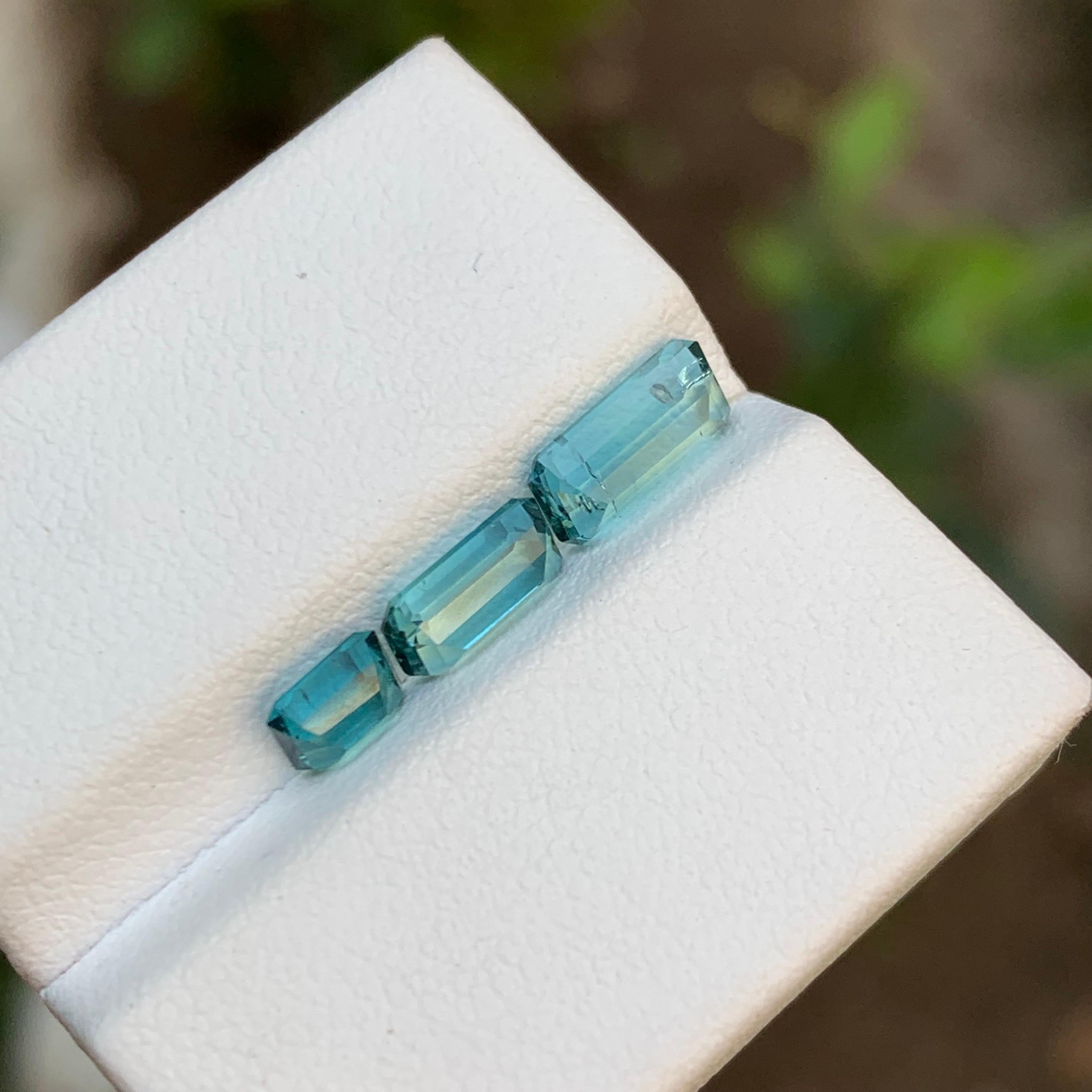 Seltene lebhafte blaue natürliche Turmalin-Edelsteine mit 2,40 Karat im Smaragdschliff für Schmuck (Zeitgenössisch) im Angebot