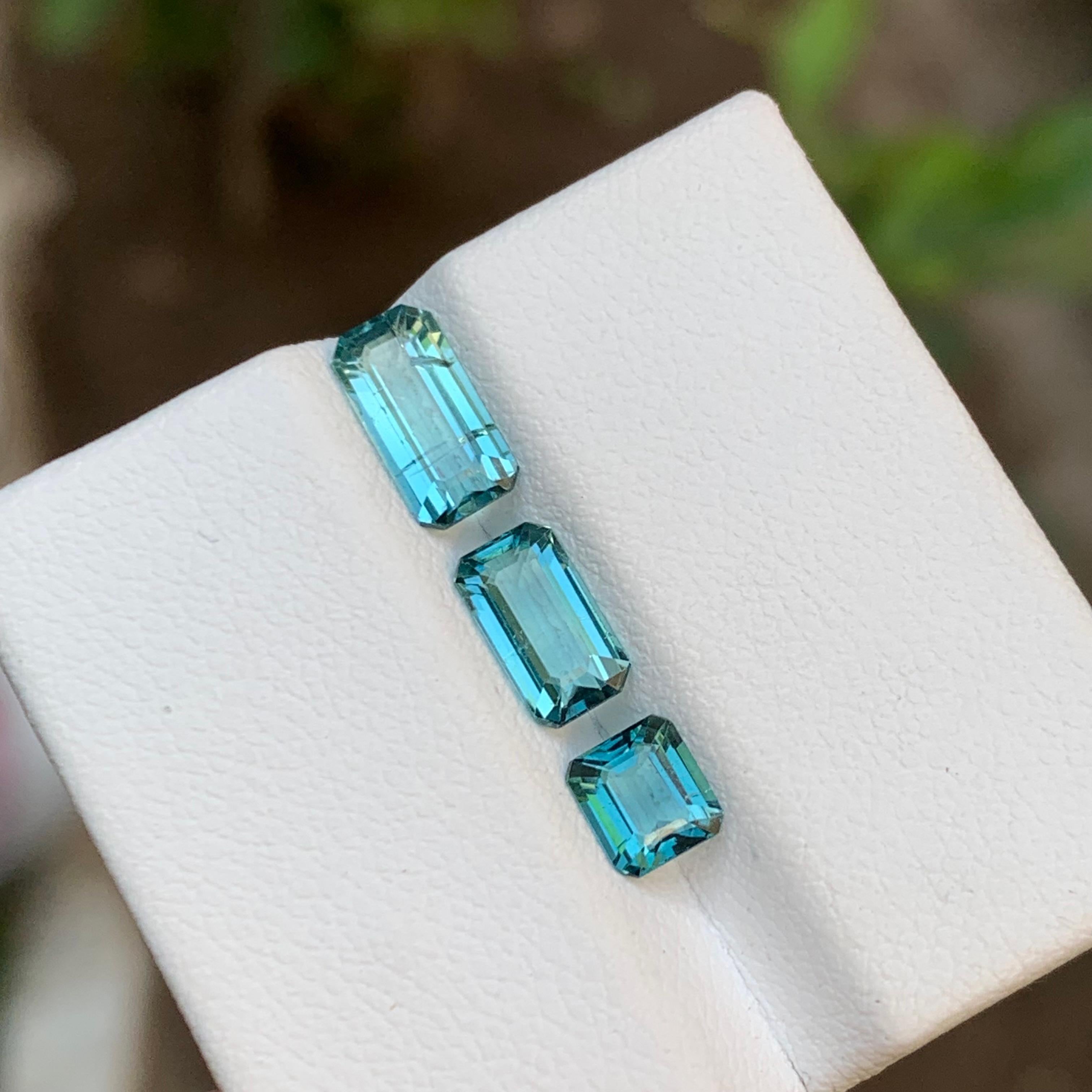 Seltene lebhafte blaue natürliche Turmalin-Edelsteine mit 2,40 Karat im Smaragdschliff für Schmuck im Zustand „Neu“ im Angebot in Peshawar, PK