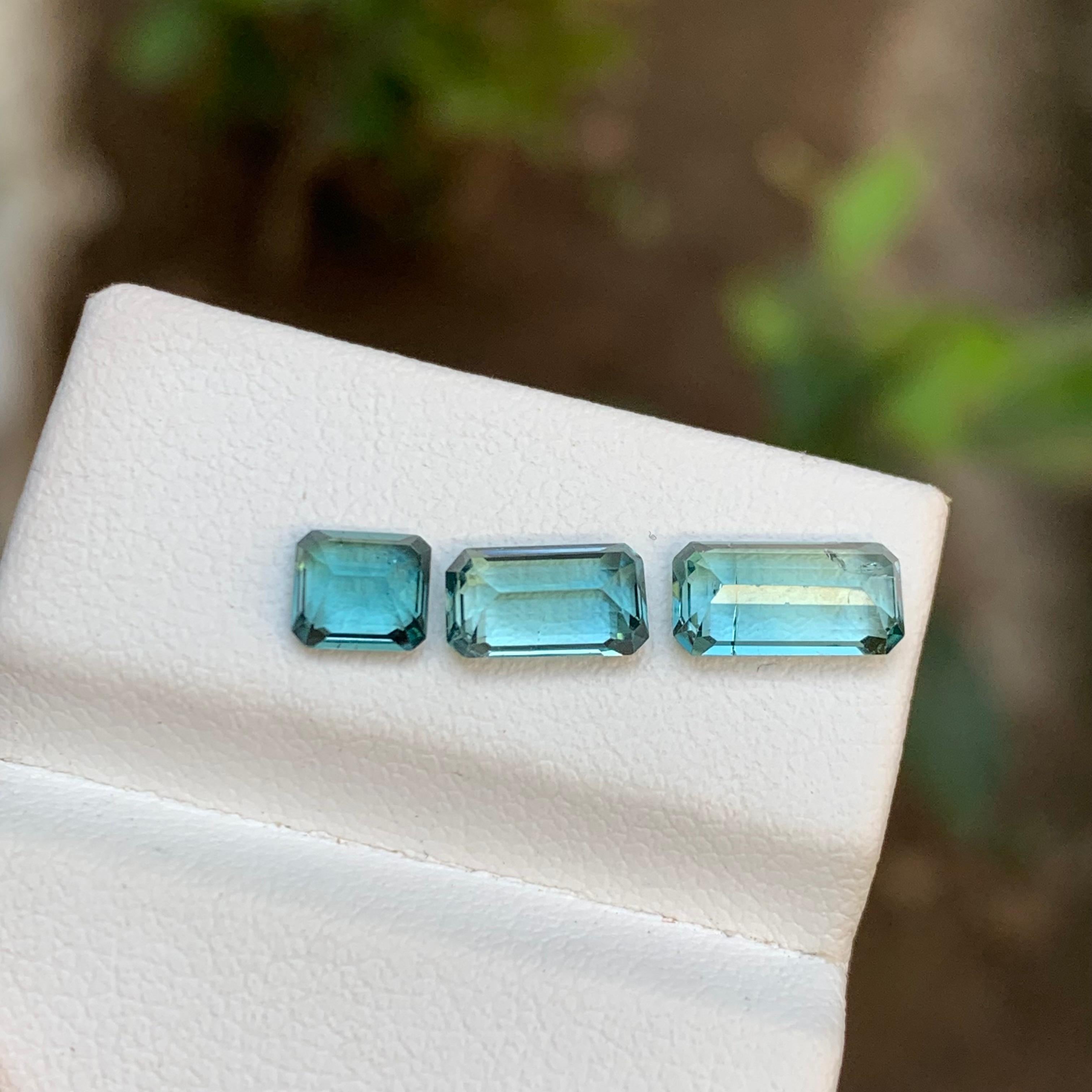 Seltene lebhafte blaue natürliche Turmalin-Edelsteine mit 2,40 Karat im Smaragdschliff für Schmuck für Damen oder Herren im Angebot