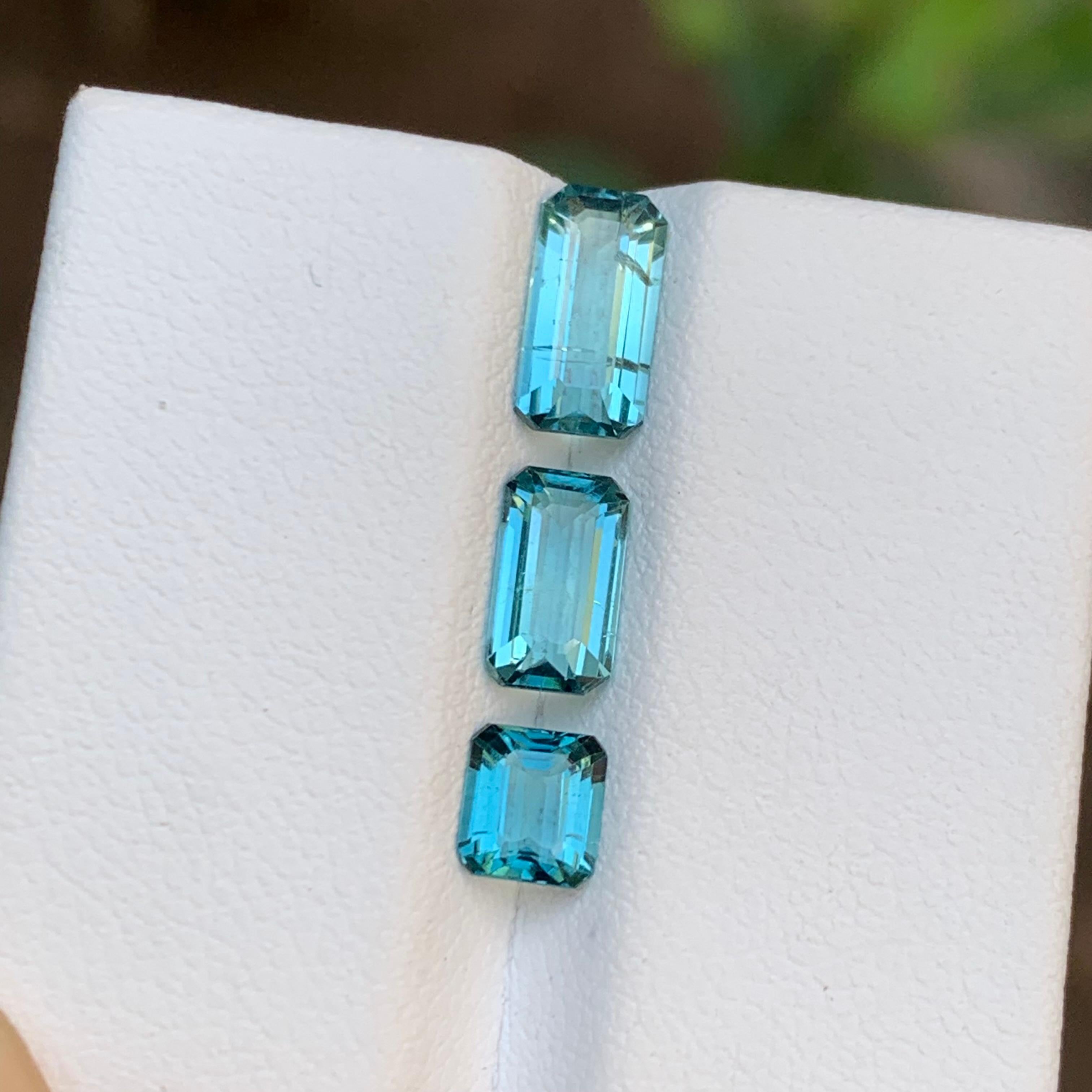 Seltene lebhafte blaue natürliche Turmalin-Edelsteine mit 2,40 Karat im Smaragdschliff für Schmuck im Angebot 1