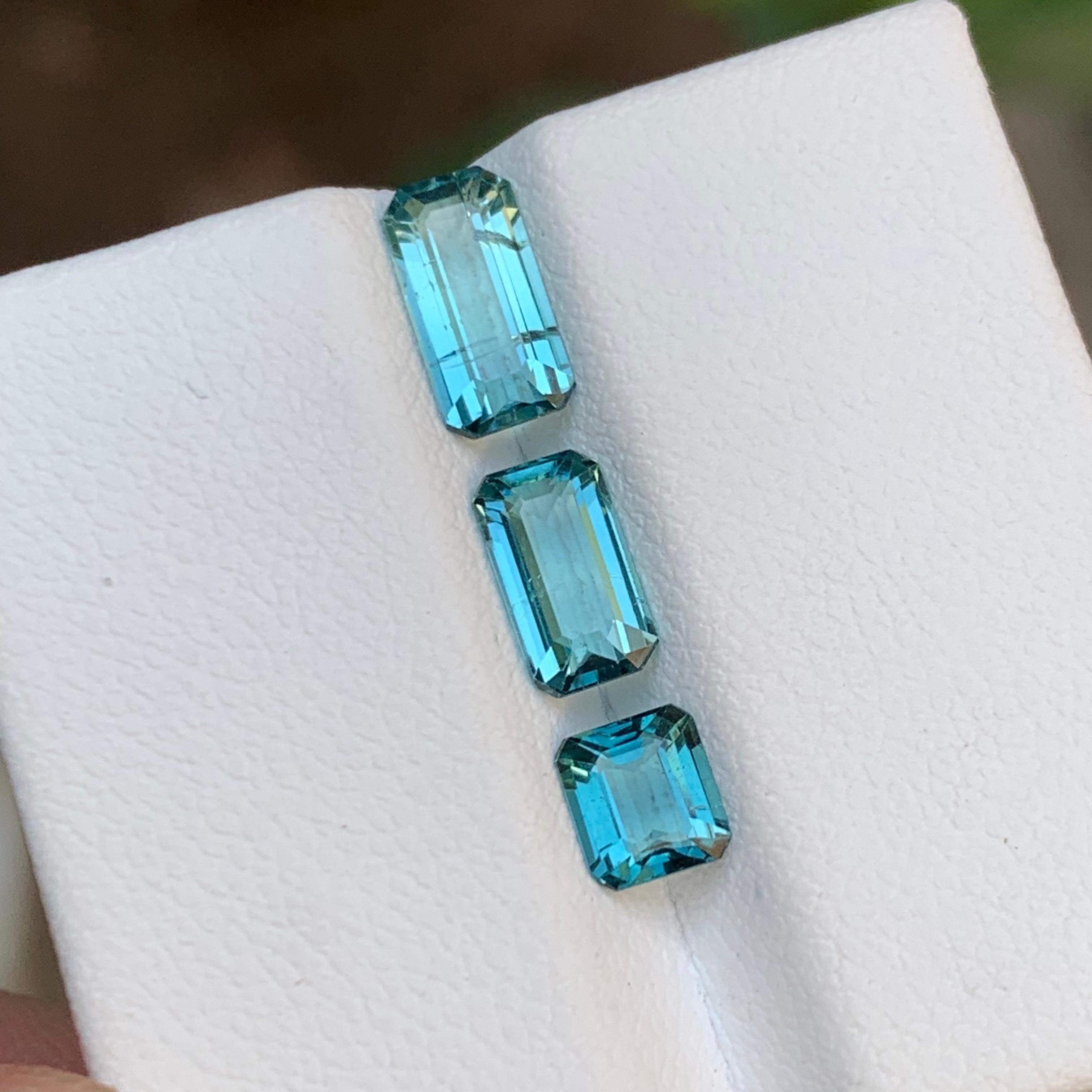 Seltene lebhafte blaue natürliche Turmalin-Edelsteine mit 2,40 Karat im Smaragdschliff für Schmuck im Angebot 2