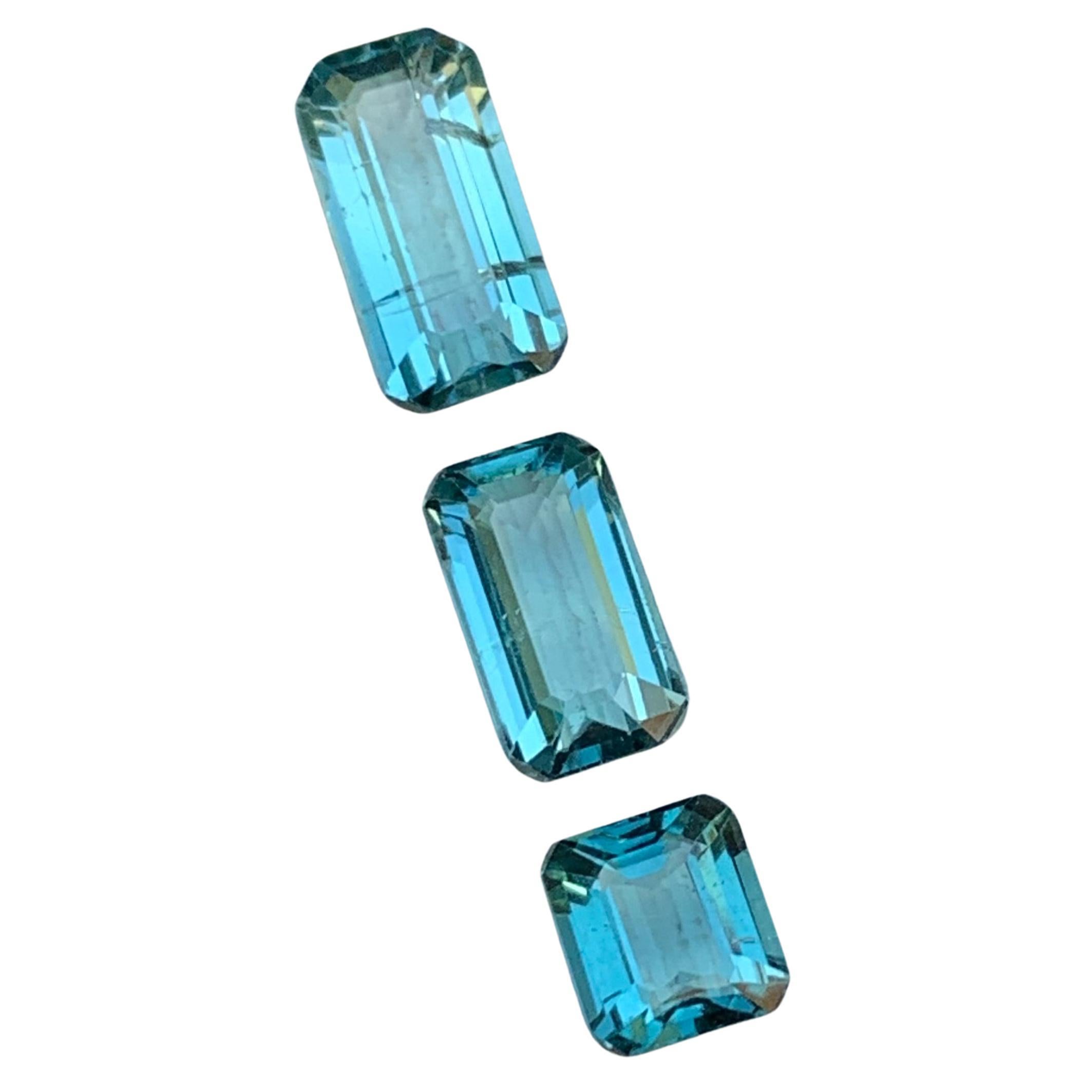Rare tourmaline naturelle bleue vibrante, taille émeraude de 2,40 carats pour bijoux 