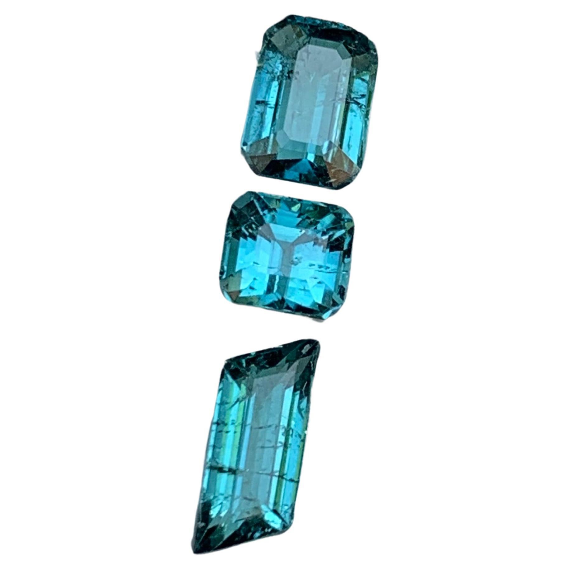 Rare tourmaline naturelle bleue vibrante, taille émeraude de 2,60 carats pour bijoux 