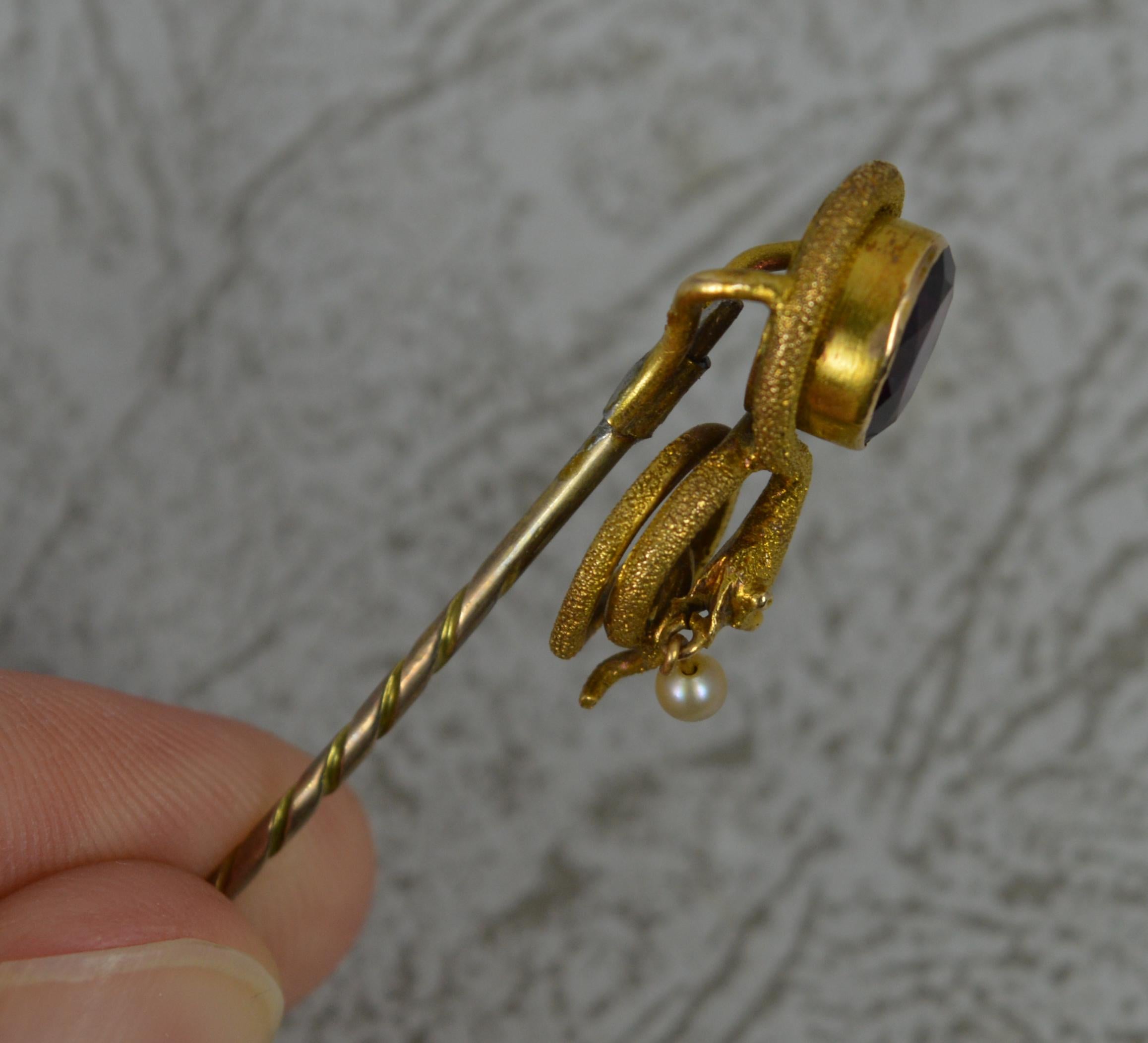 Seltene viktorianische Anstecknadel, 15 Karat Gold Granat Perle Schlange geformt, im Zustand „Gut“ im Angebot in St Helens, GB
