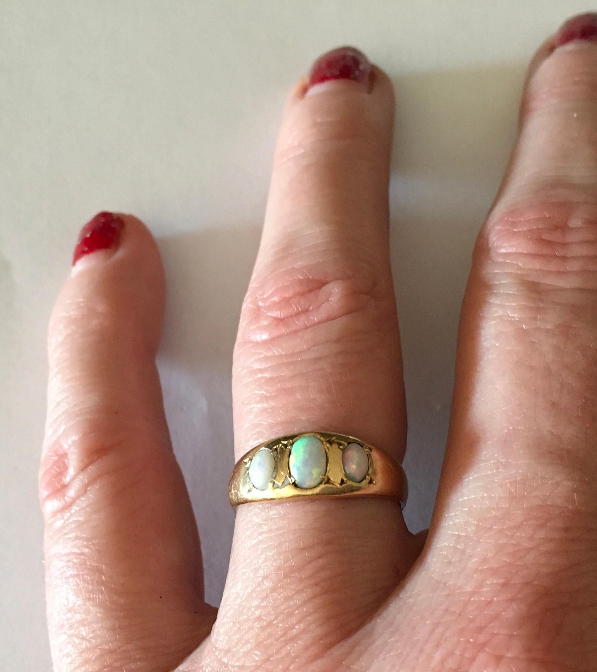 Seltener viktorianischer 18 kt Gold und Opal Zigeunerring (Ovalschliff)
