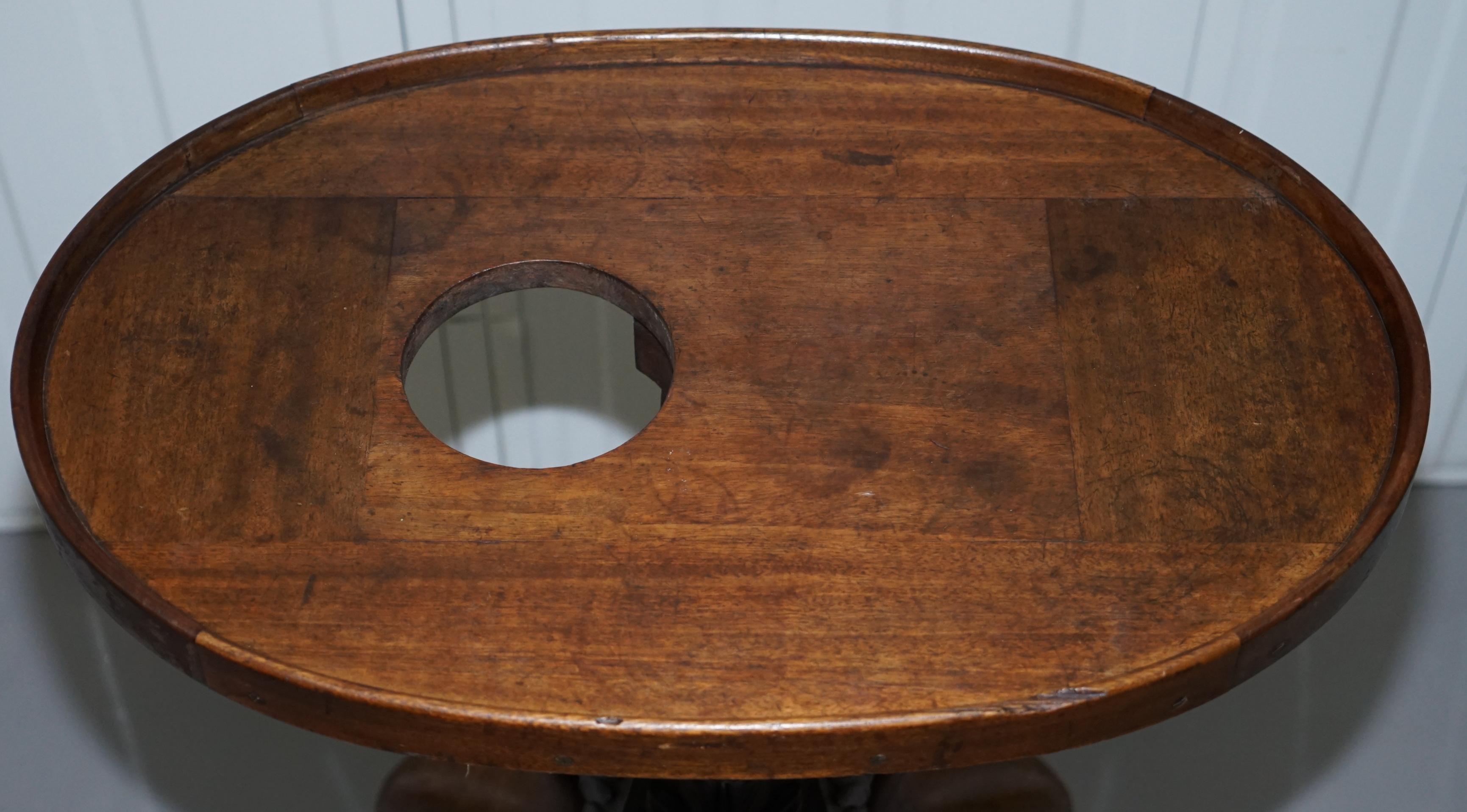 Rare table à boissons victorienne en bois dur de 1860 avec carafe à décanter et verres en cristal et roues en verre en vente 3