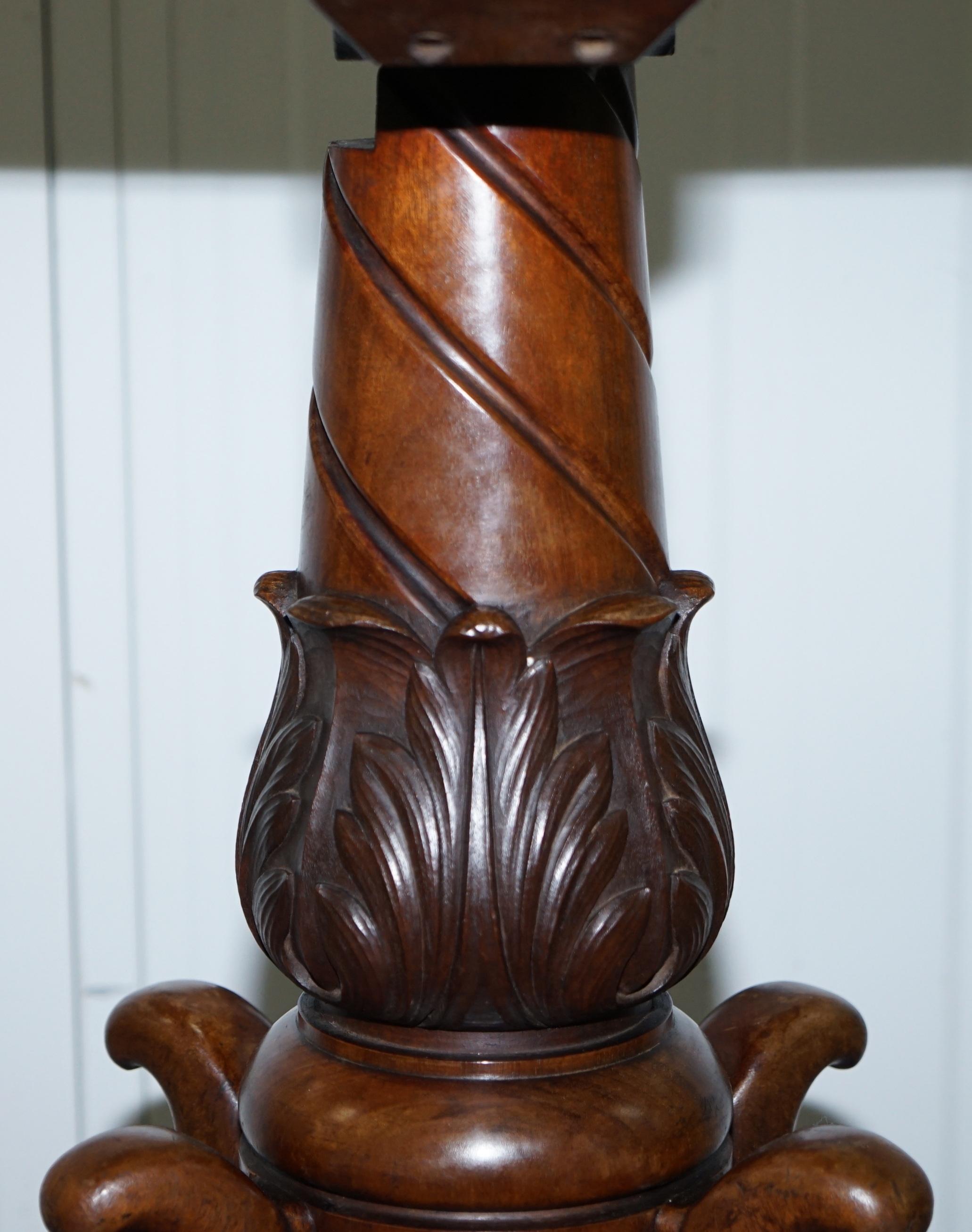 Rare table à boissons victorienne en bois dur de 1860 avec carafe à décanter et verres en cristal et roues en verre en vente 4