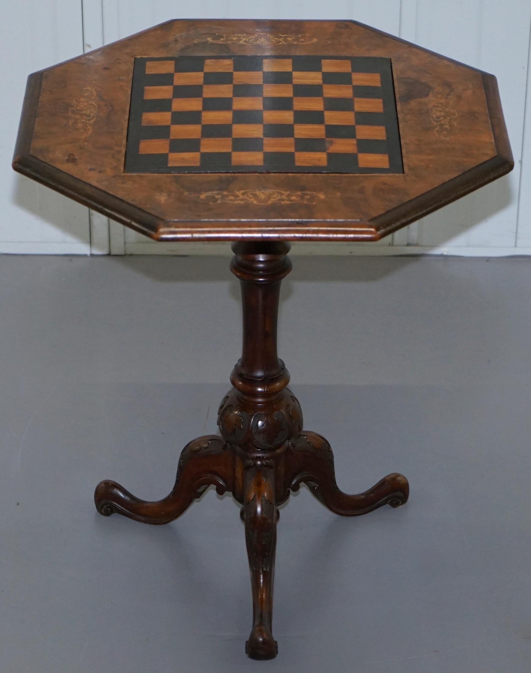 We are delighted to this lovely Victorian 1880 walnut marquetry inlaid reversible chess to backgammon and cribbage board games table

A very good looking well-made and function piece of furniture, extremely decorative, the top has gorgeous walnut