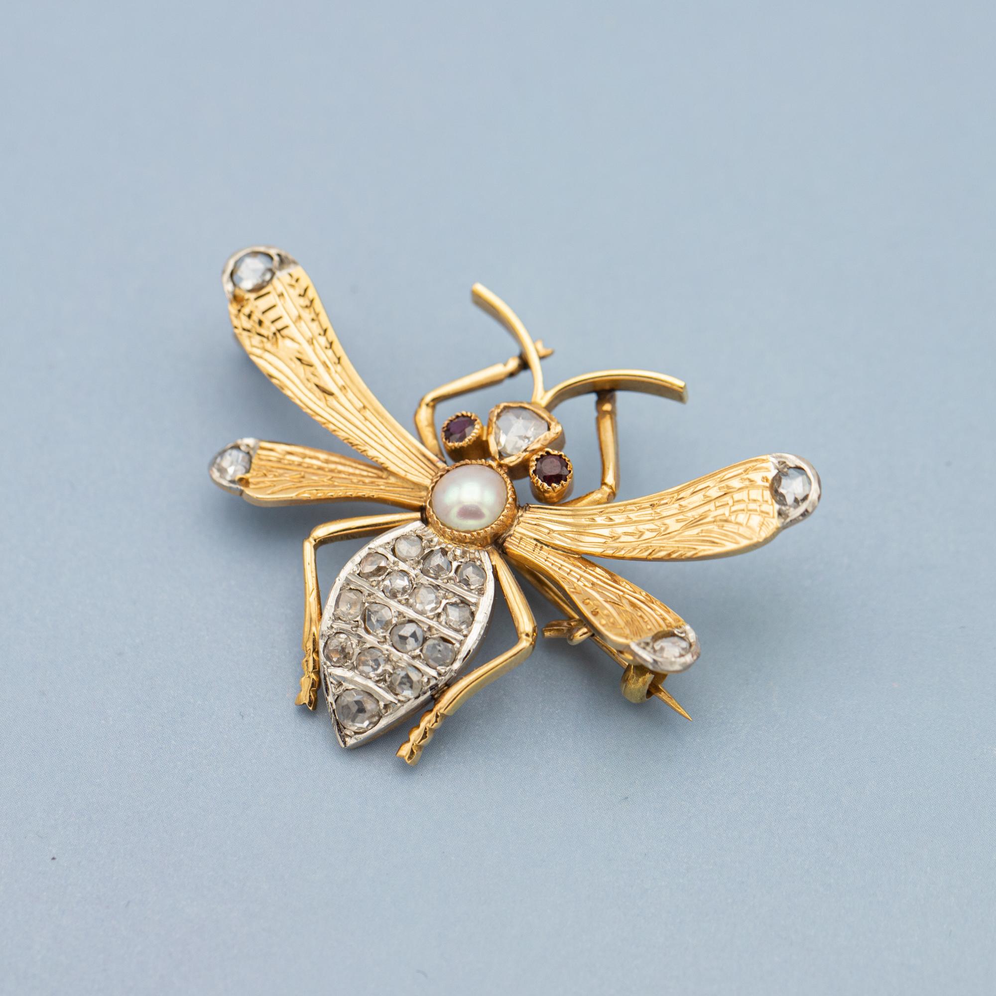 Women's or Men's Rare Victorian brooch - 18 K Yellow gold Queen Bee set with rose cut diamond For Sale
