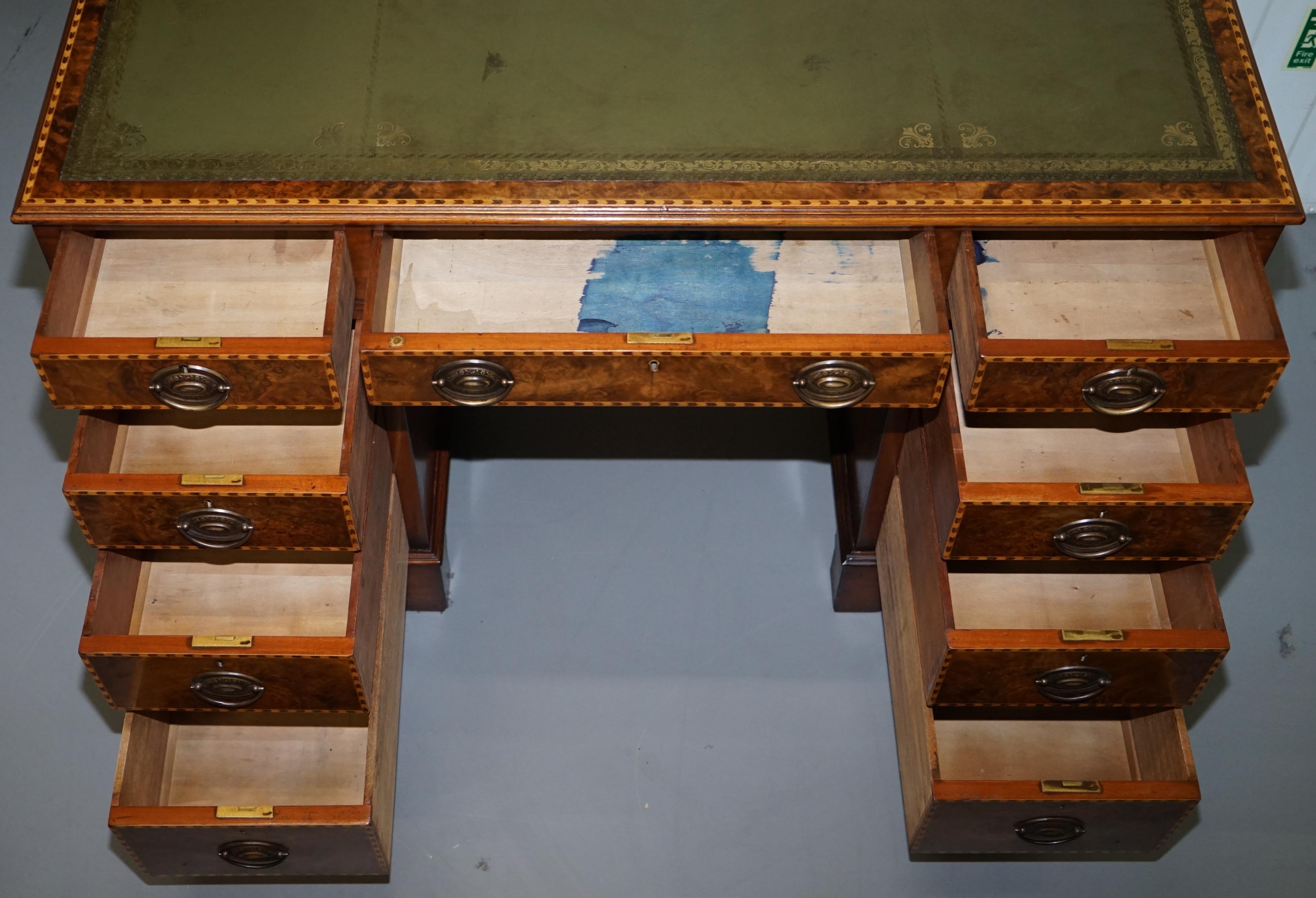 Seltener viktorianischer Schreibtisch aus Wurzelholz, Eiche und Nussbaum, Merryweather, London 1885, gestempelt, Leder im Angebot 13