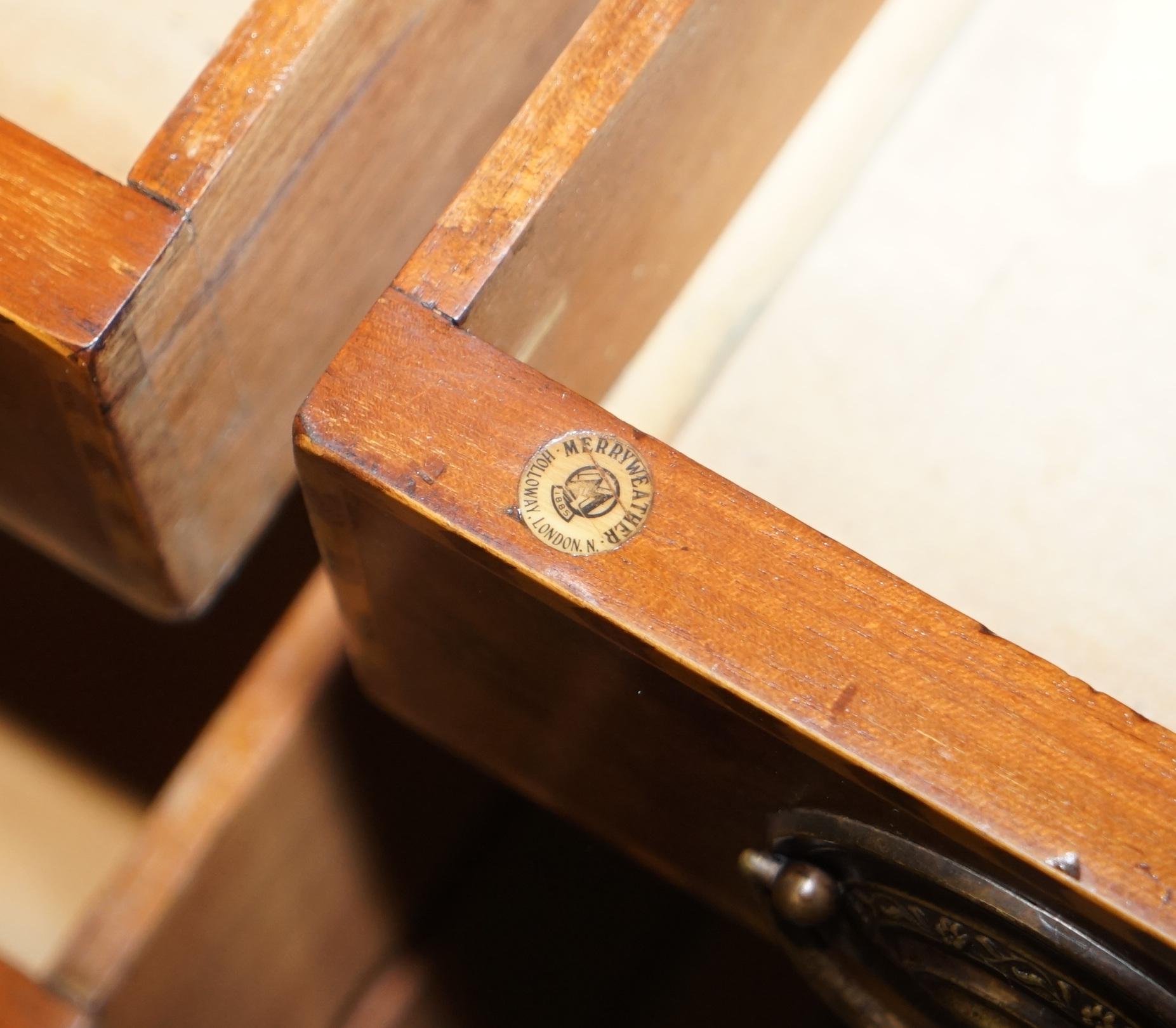 Wir freuen uns, dieses atemberaubende Original viktorianischen Merryweather Holloway London 1885 gestempelt Gratnussbaum und Eiche Doppel-Sockel Schreibtisch zum Verkauf anbieten

Ein sehr schöner Schreibtisch, hergestellt von den Genies von