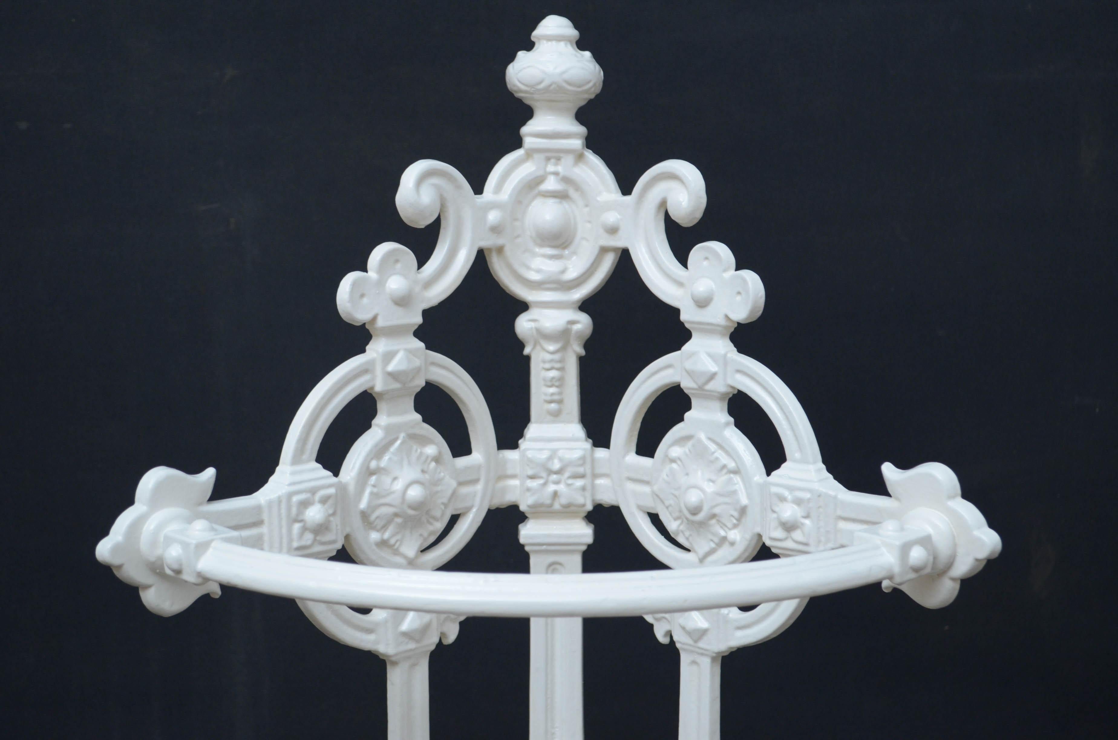 Sn4648 rare Victorian, cast iron, white umbrella stand with floral decorations, scrolls and removable drip tray, stamped at the back with number 49. Ready to place at home, circa 1880
Measures: H 33