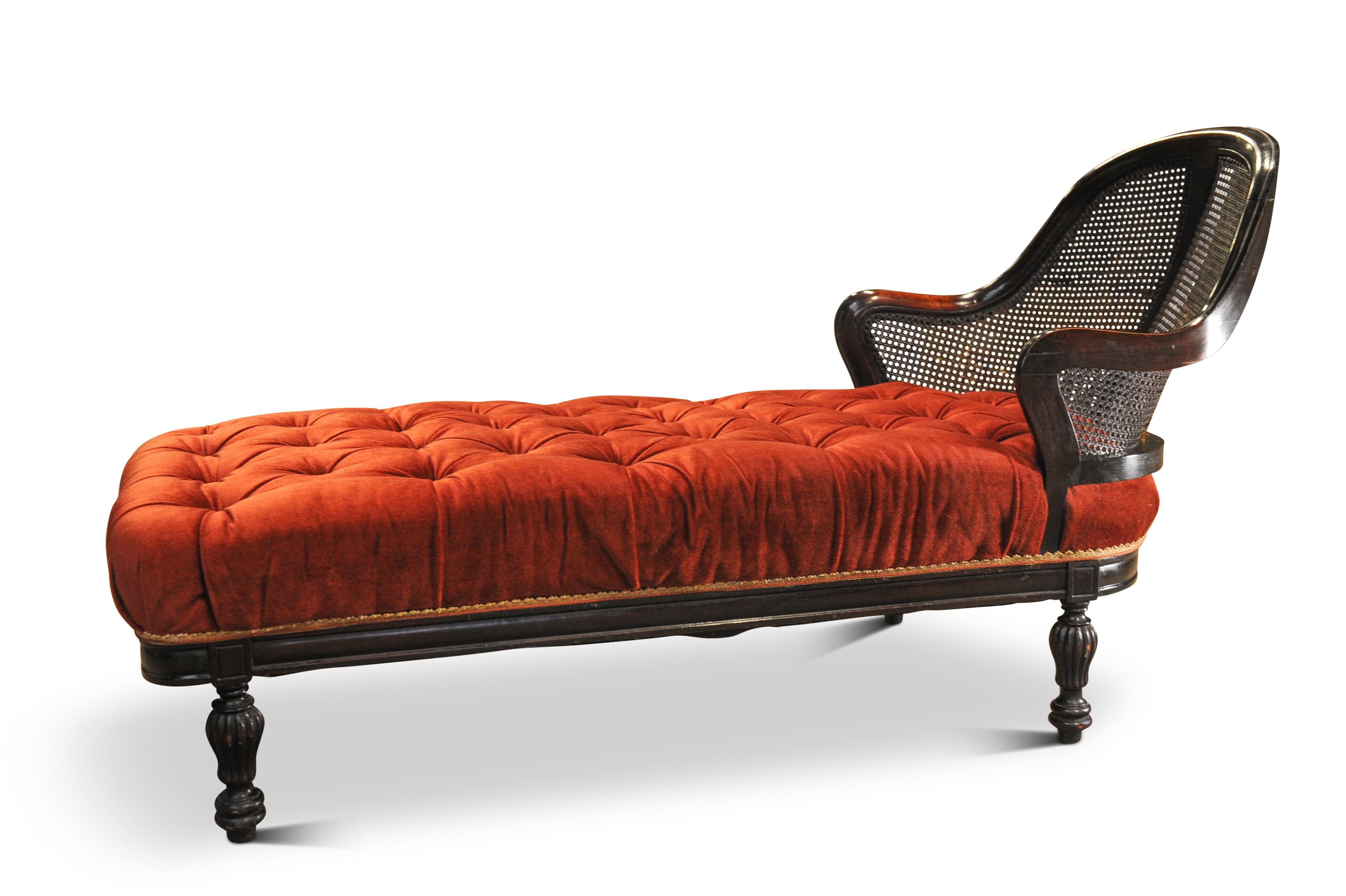 Rare Victorian Red Velvet Chesterfield Bergere Chaise Longue / Day Bed  In Good Condition For Sale In High Wycombe, GB