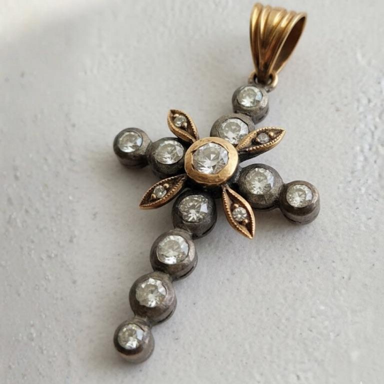 Incredibile pezzo raro!
Scopri questo raro ciondolo a croce con diamante della fine del XIX secolo. Un pezzo mozzafiato di gioielleria cristiana antica, con un elegante motivo floreale e scintillanti diamanti Old Mine Cut (circa 0,4 carati).