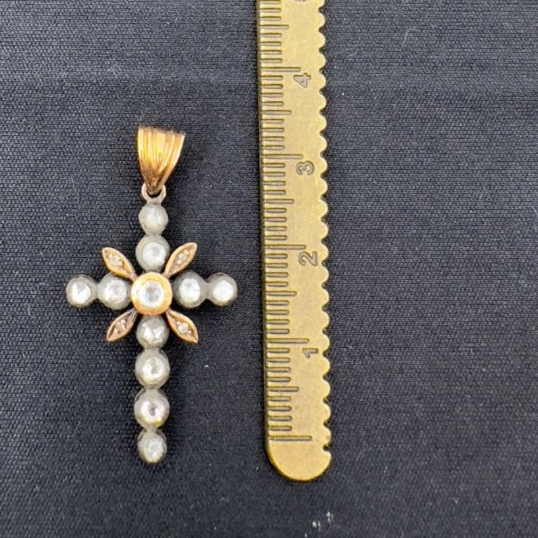 Tardo vittoriano RARO Ciondolo a croce vittoriano con diamante, fine XIX secolo, oro e argento (0,45ct) in vendita