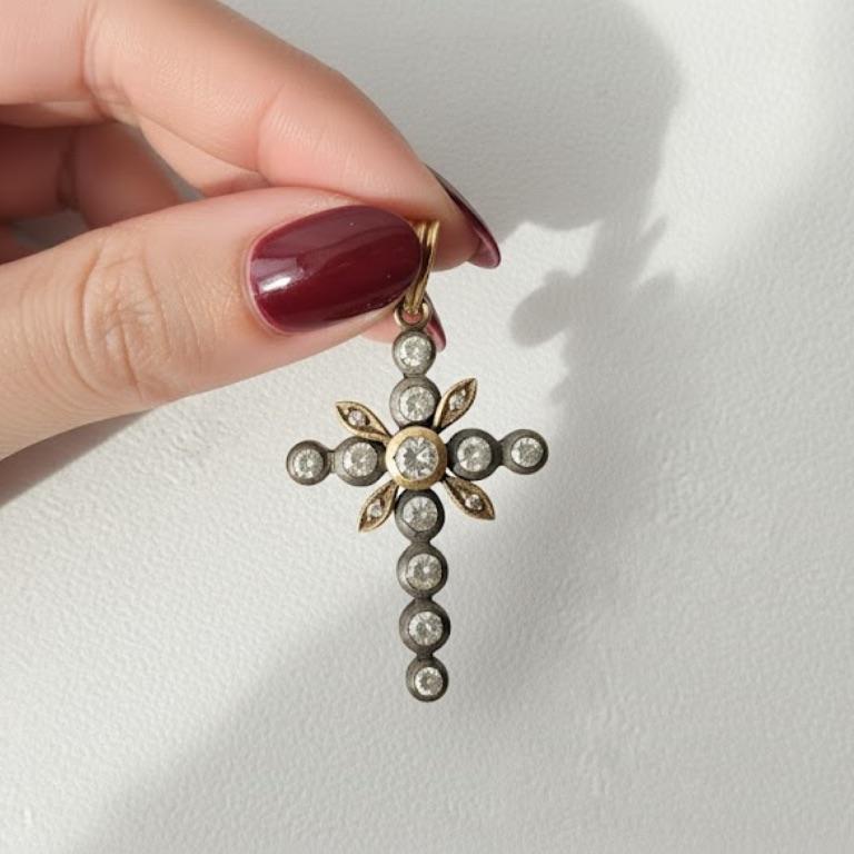 RARO Ciondolo a croce vittoriano con diamante, fine XIX secolo, oro e argento (0,45ct) In condizioni buone in vendita a İstanbul, TR