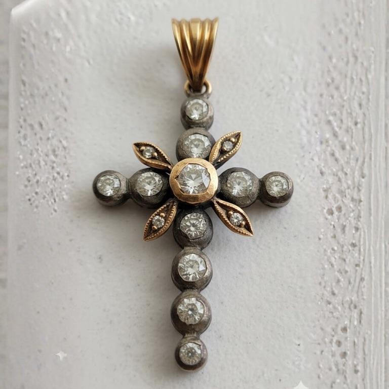 RARO Ciondolo a croce vittoriano con diamante, fine XIX secolo, oro e argento (0,45ct) in vendita 1