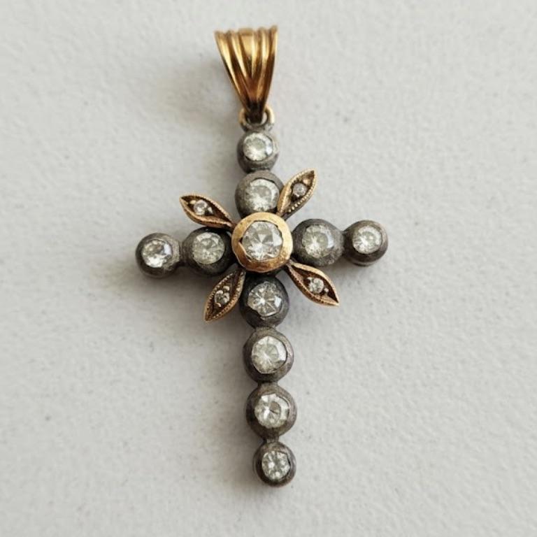 RARO Ciondolo a croce vittoriano con diamante, fine XIX secolo, oro e argento (0,45ct) in vendita 2