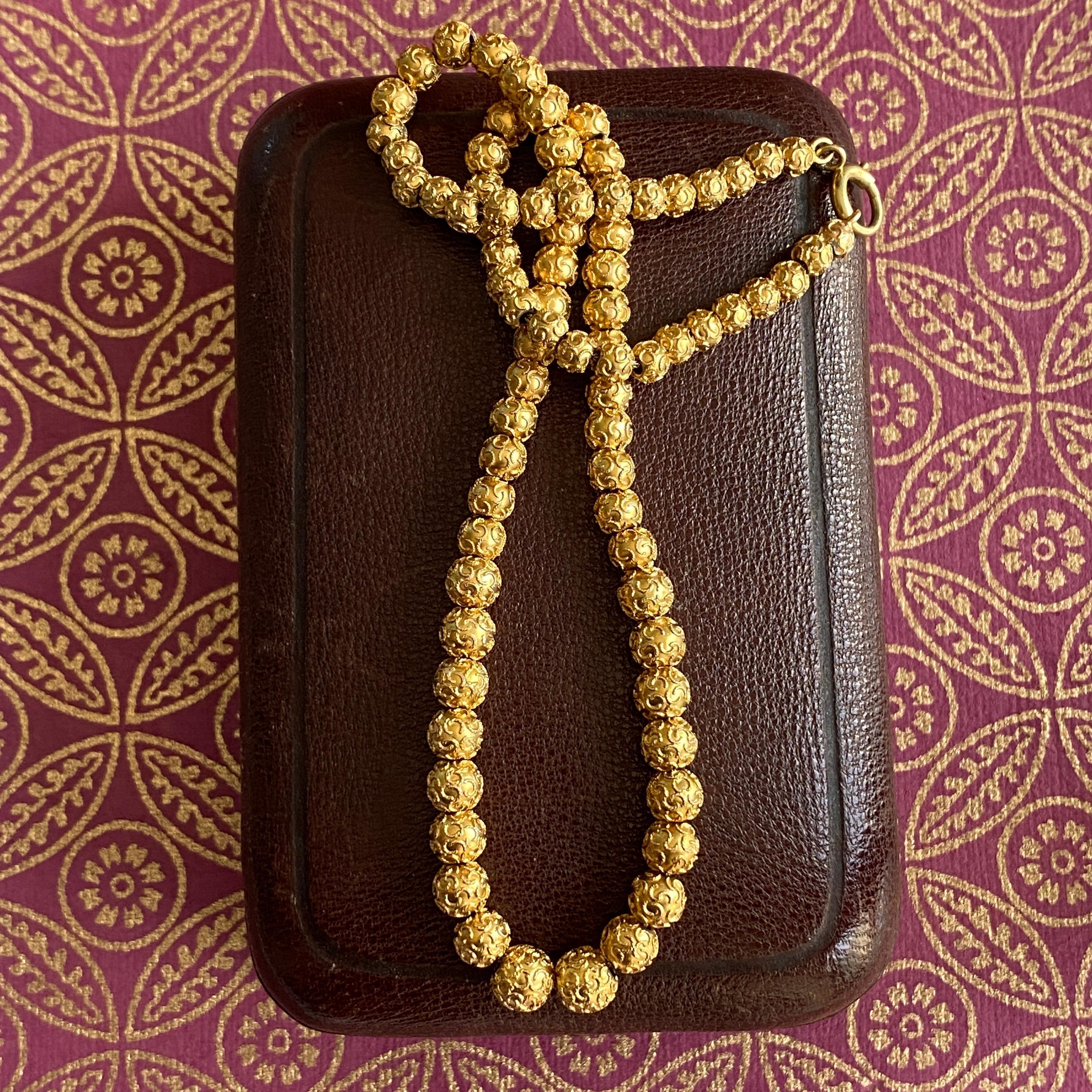 Einzelheiten:
Wunderschöne viktorianische etruskische Perlenkette aus 18/14 K hellgelbem Buttergold. Die Perlen sind aufwändig mit kleinen, gewirbelten Filigranen verziert, was bei diesen viktorianischen Perlenketten nicht üblich ist und dieses