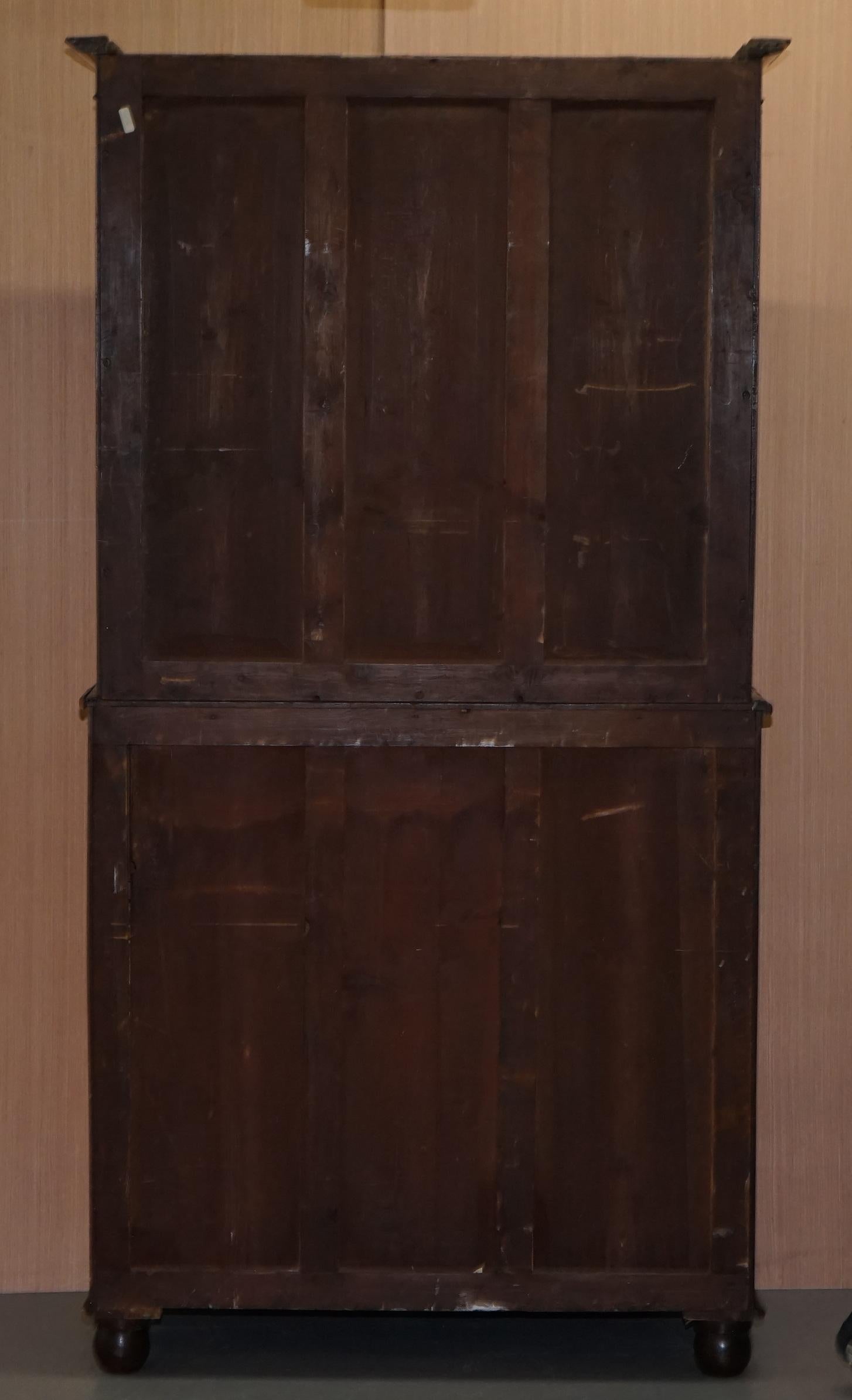 Rara libreria biblioteca vittoriana in legno duro fiammato, scrivania secretaire con cassettiera in vendita 5