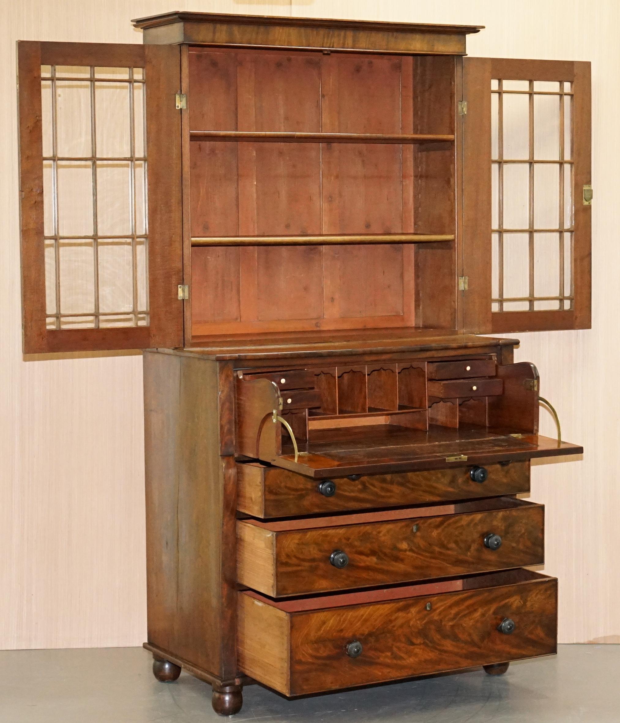 Rara libreria biblioteca vittoriana in legno duro fiammato, scrivania secretaire con cassettiera in vendita 6