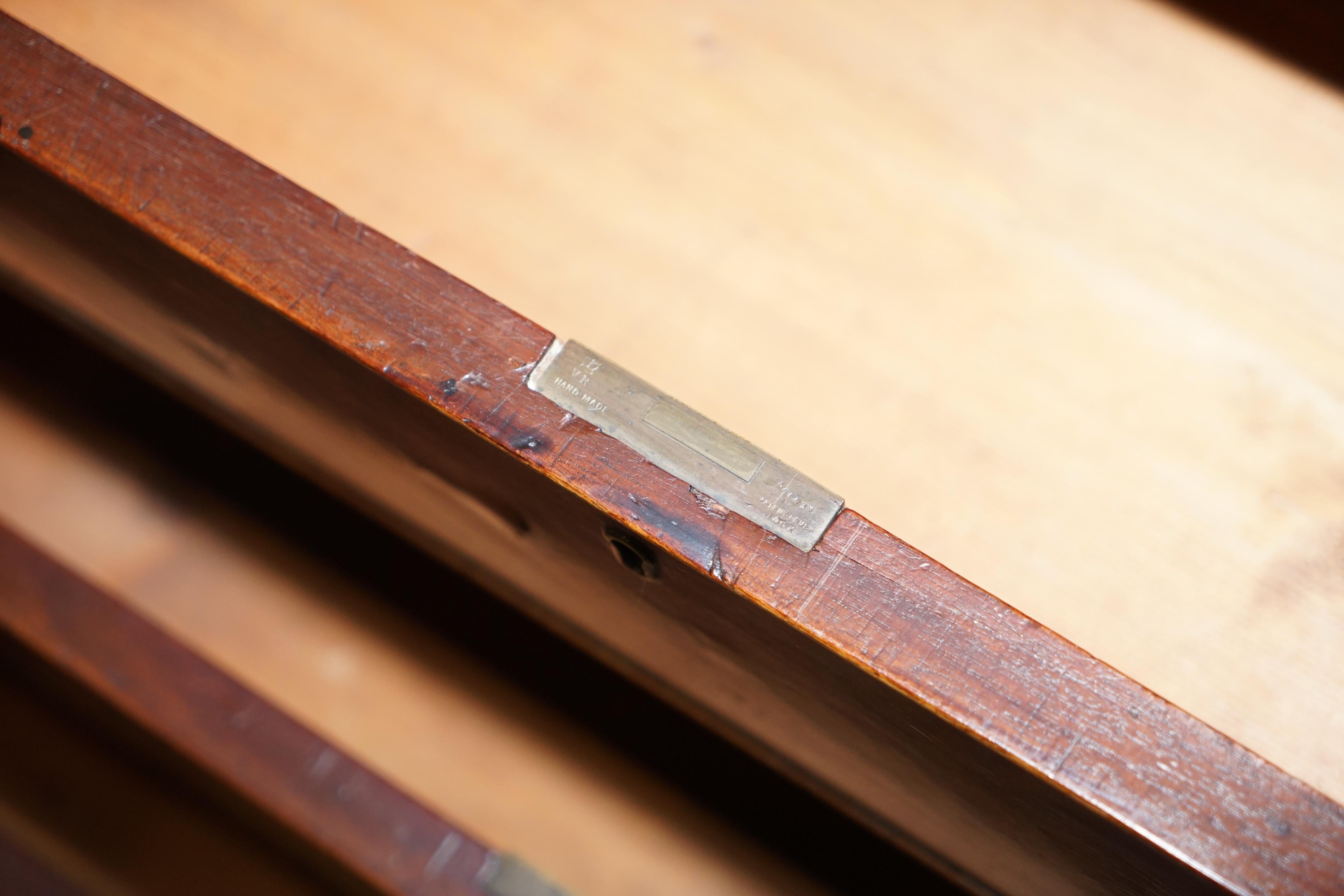 Rara libreria biblioteca vittoriana in legno duro fiammato, scrivania secretaire con cassettiera in vendita 12