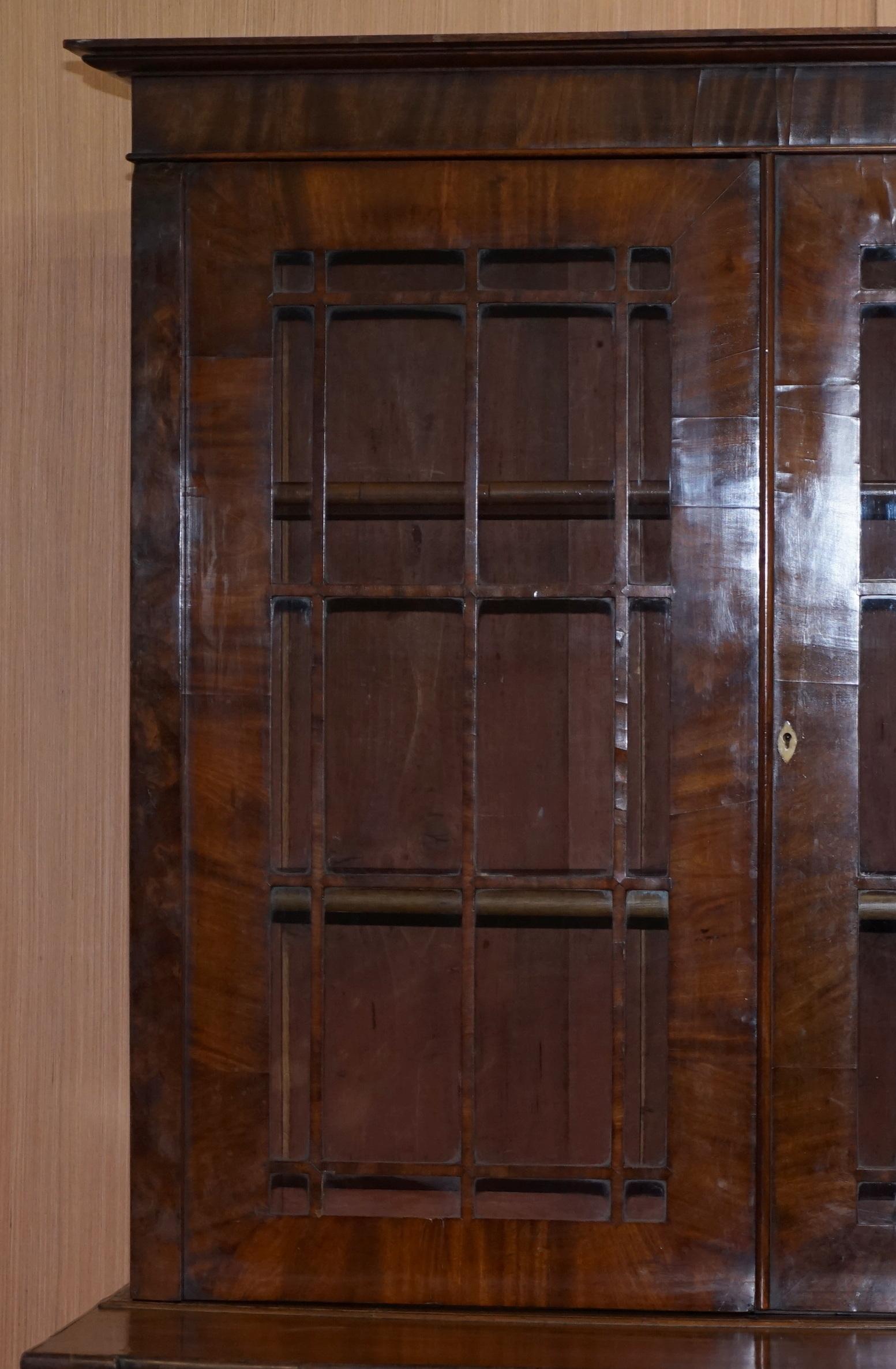 Legno massiccio Rara libreria biblioteca vittoriana in legno duro fiammato, scrivania secretaire con cassettiera in vendita