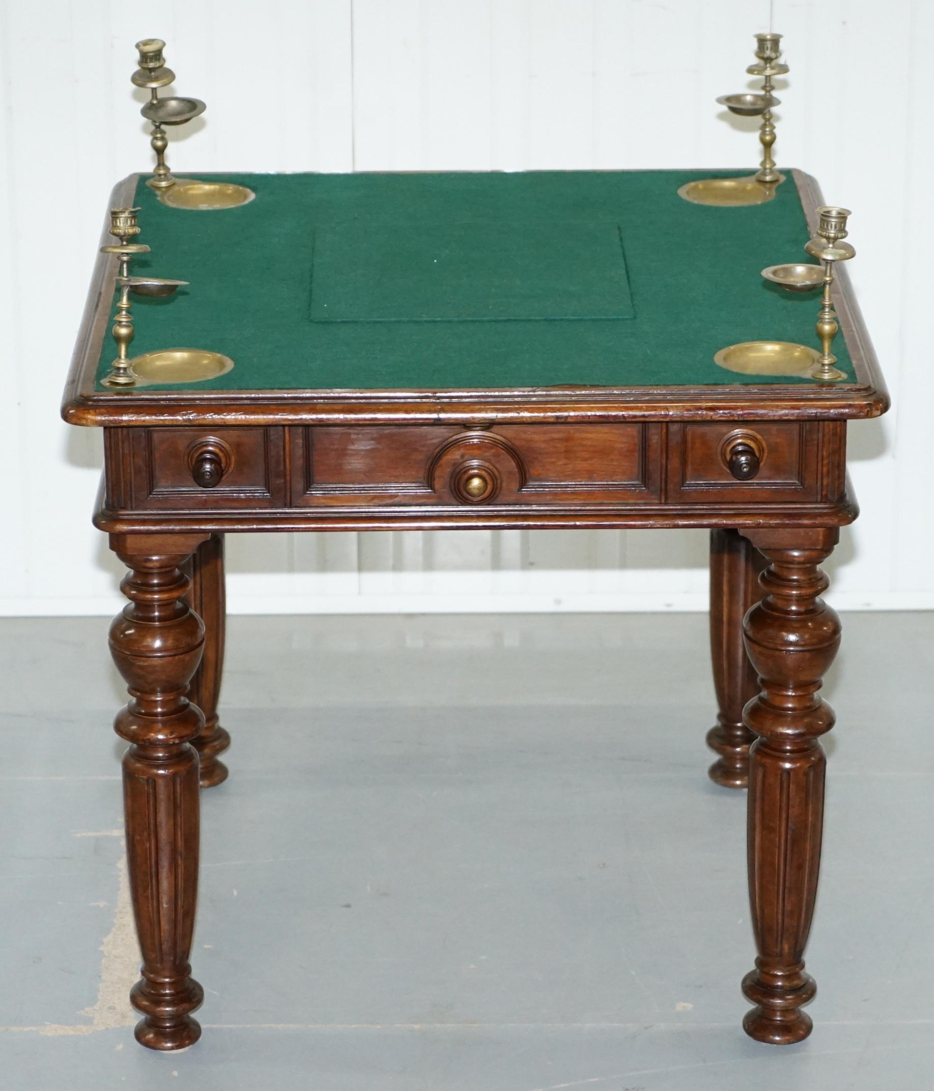 Victorien Rare table de jeu victorienne, circa 1840, tiroirs moyens secrets et boutons en vente