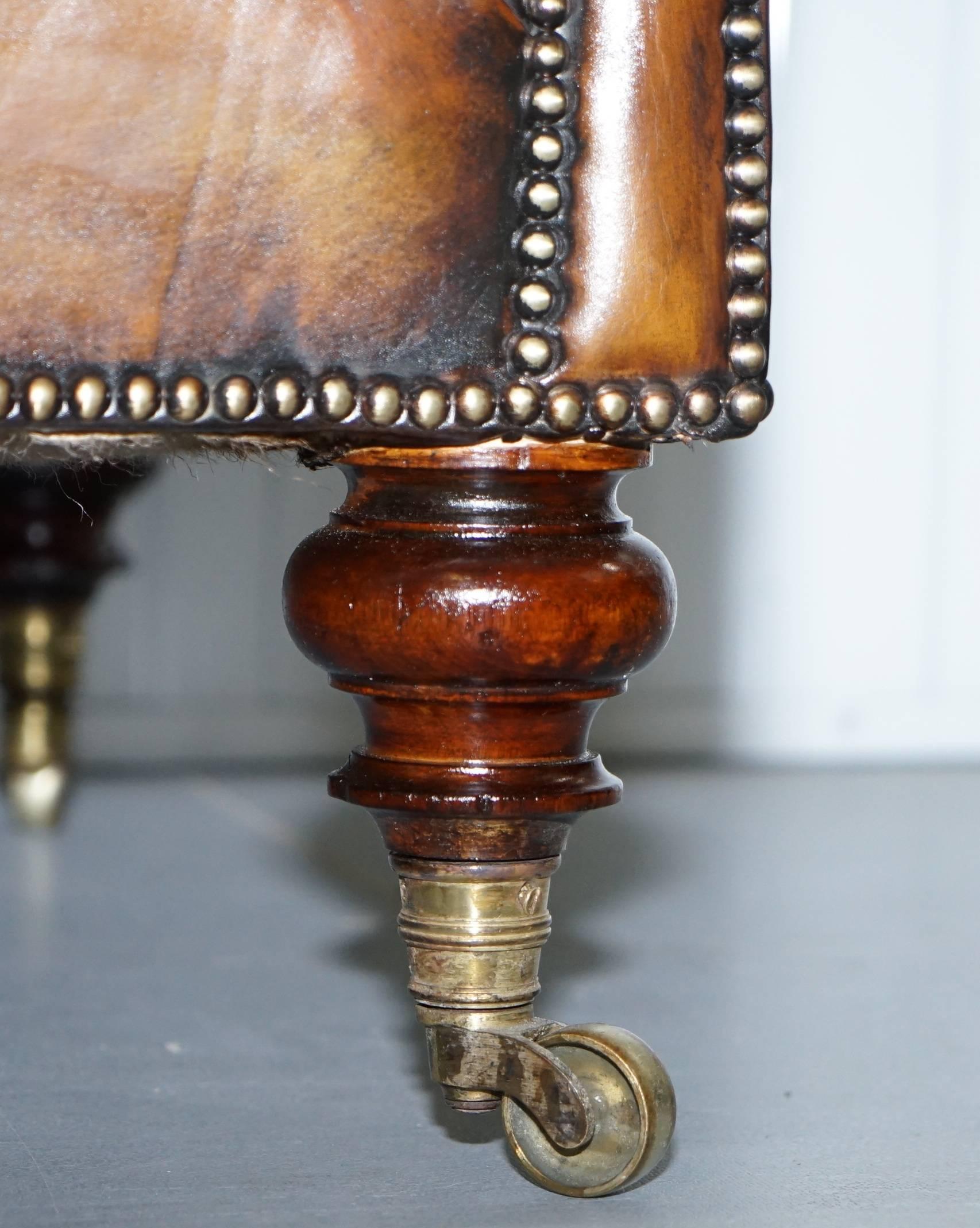 Howard and Sons Rare canapé Chesterfield victorien en cuir marron entièrement restauré 2