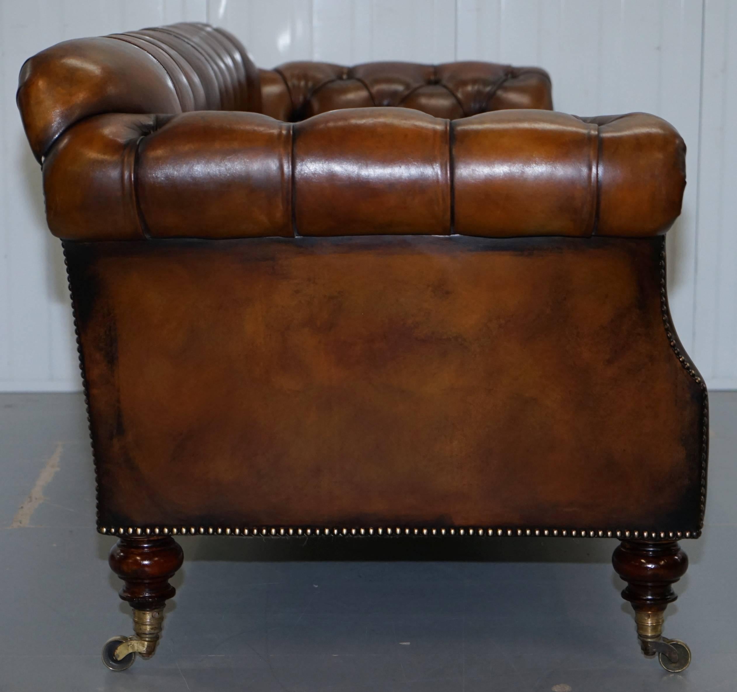 Howard and Sons Rare canapé Chesterfield victorien en cuir marron entièrement restauré 3