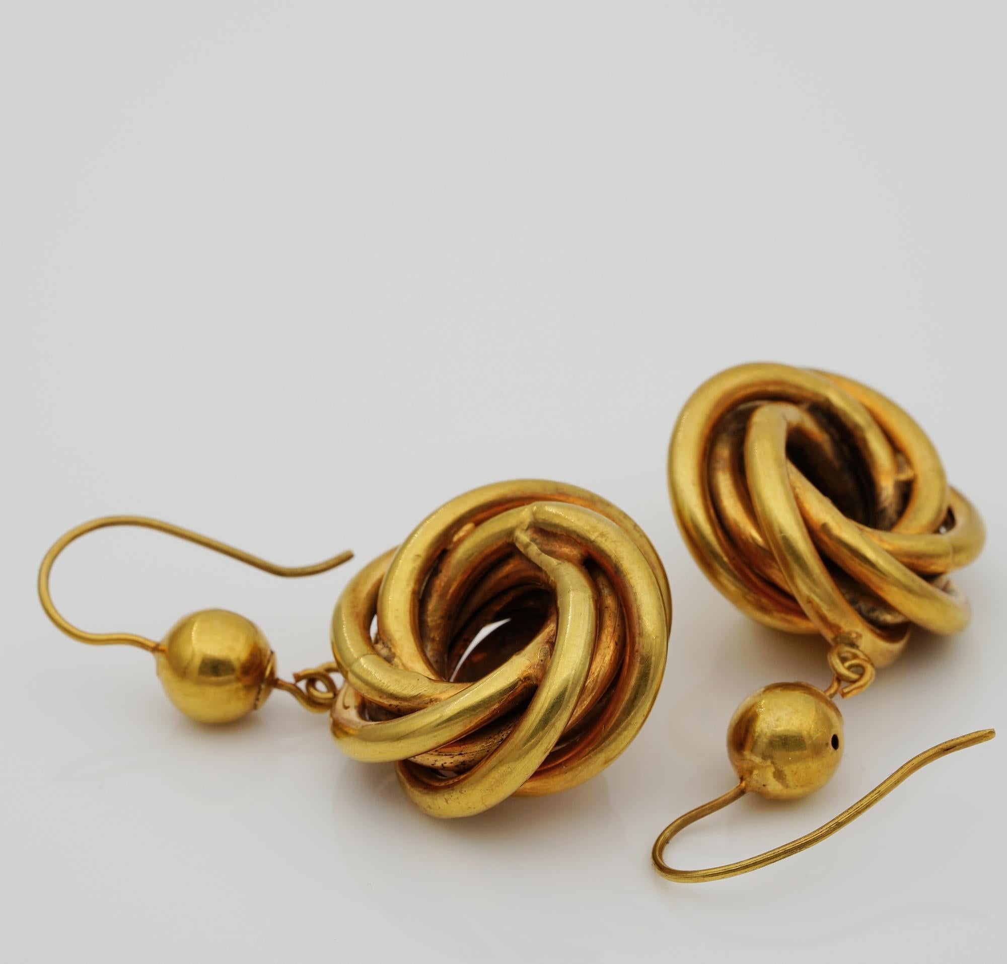 Rare Victorian Large Love Knot 19 Karat Solid Gold Drop Earrings In Good Condition For Sale In Napoli, IT